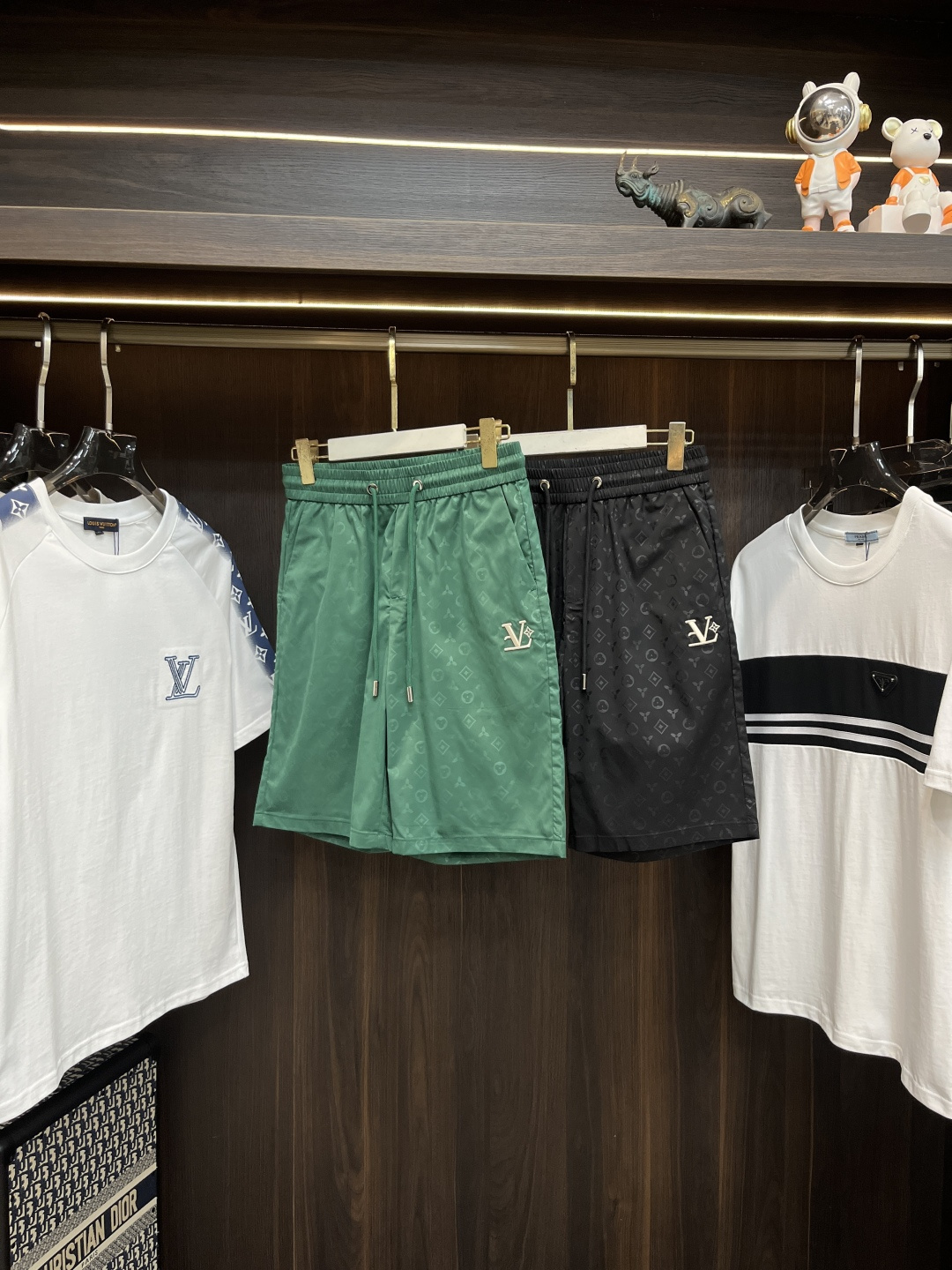 NO:426022,The main recommendation is Valentino, exclusively for new trendy men's fashionable casual shorts!  Recycled nylon sports quick-drying waterproof fabric, high-end European version original single pants, trendy and fashionable casual pants, high breathability and comfort, impeccable details, brand element design concept, reflecting high quality. It presents casual cut, and the upper body style is excellent!  The new model of M-4XL H is launched, valentino, shorts, alexander wang19860909主推 华伦天奴 独家专供新款潮男时尚休闲短裤！再生尼龙运动速干防水面料 高端欧版原单裤子,潮流时尚休闲裤子 透气舒适度高,细节无可挑剔,品牌元素设计理念,体现高品质.呈现休闲裁剪,上身版型超赞！ 码数M-4XL H新款首发,,valentino,shorts,alexander wang,Men's clothing