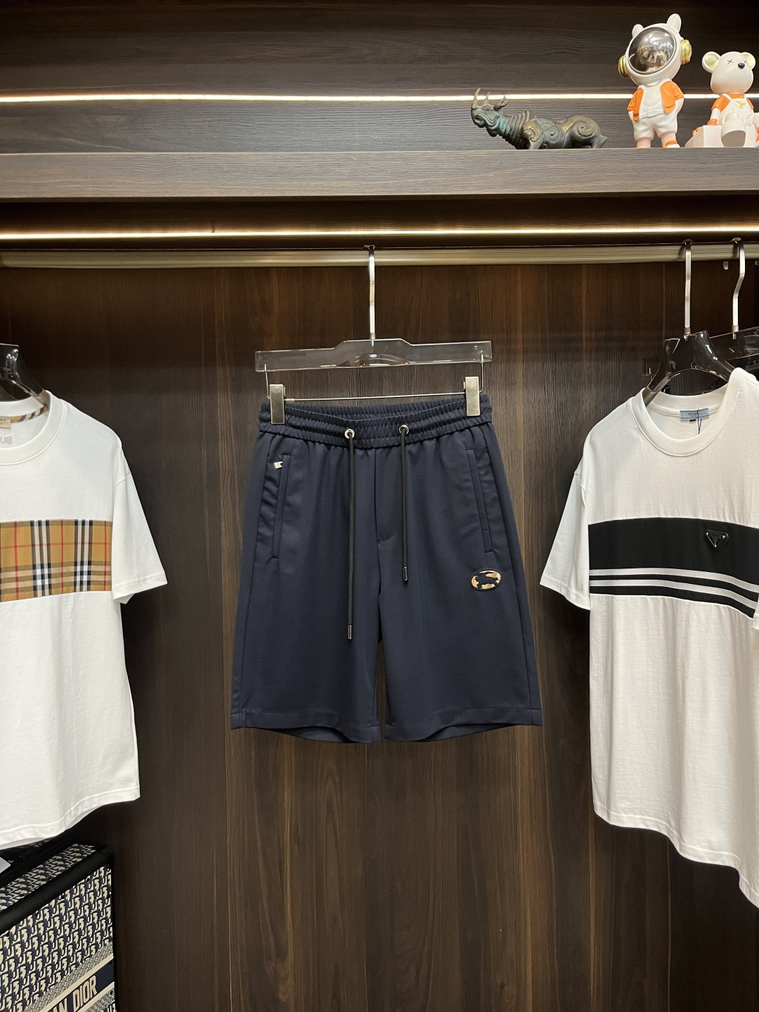 NO:426027,The main recommendation is Burberry exclusively for the new Burberry trendy men's fashionable casual shorts!  Recycled nylon sports quick-drying waterproof fabric, high-end European version original single pants, trendy and fashionable casual pants, high breathability and comfort, impeccable details, brand element design concept, reflecting high quality. It presents casual cut, and the upper body style is excellent!  The new model of M-4XL H is launched, burberry, burberry, shorts, alexander wang19860909主推 Burberry 独家专供新款巴宝莉潮男时尚休闲短裤！再生尼龙运动速干防水面料 高端欧版原单裤子,潮流时尚休闲裤子 透气舒适度高,细节无可挑剔,品牌元素设计理念,体现高品质.呈现休闲裁剪,上身版型超赞！ 码数M-4XL H新款首发,,burberry,burberry,shorts,alexander wang,Men's clothing