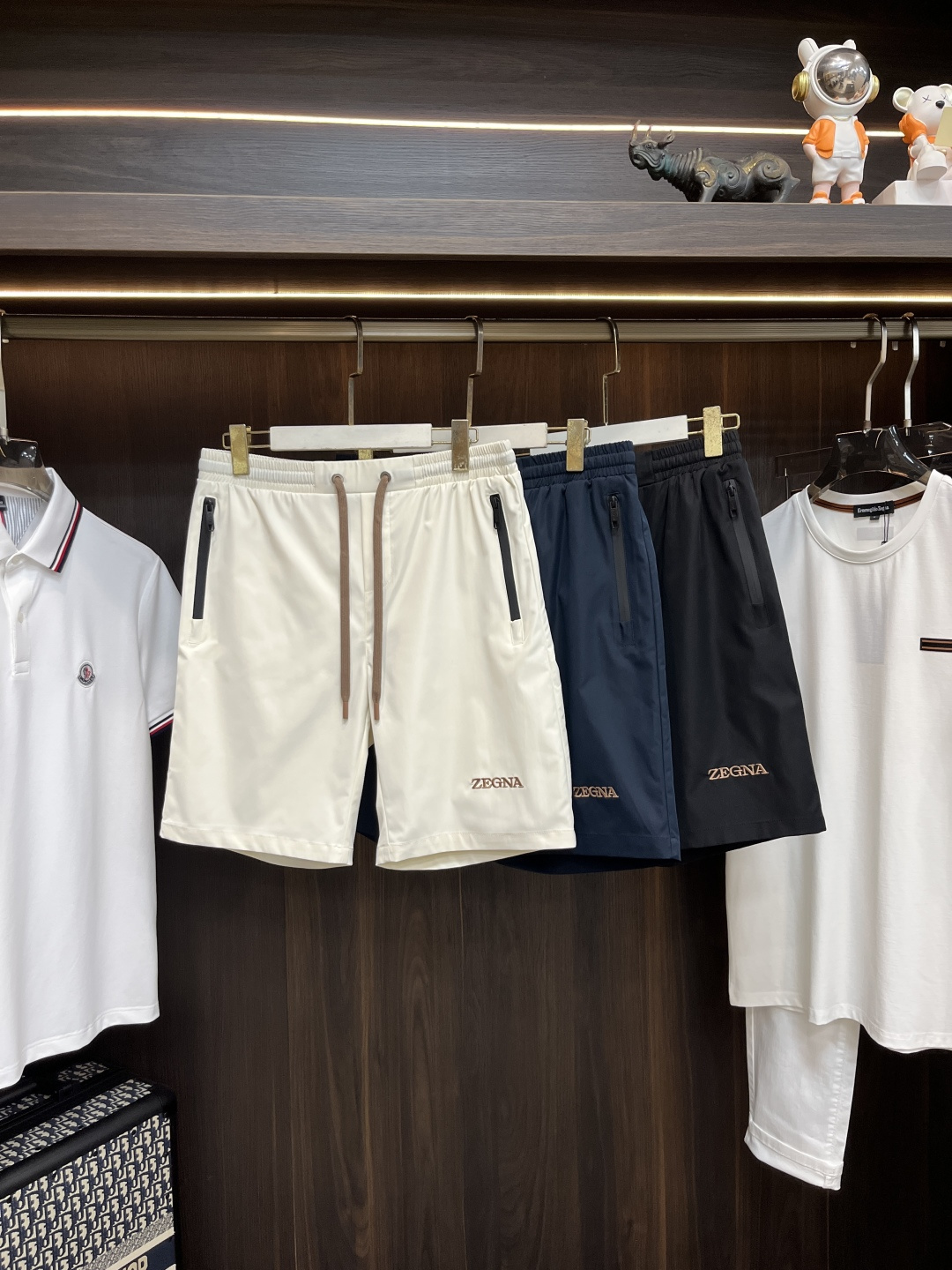 NO:426032,The main recommendation is Zegna exclusively for the new Jenia trendy men's fashionable casual shorts!  Recycled nylon sports quick-drying waterproof fabric, high-end European version original single pants, trendy and fashionable casual pants, high breathability and comfort, impeccable details, brand element design concept, reflecting high quality. It presents casual cut, and the upper body style is excellent!  The new model of M-4XL H is launched, zegna, shorts, alexander wang19860909主推 Zegna 独家专供新款杰尼亚潮男时尚休闲短裤！再生尼龙运动速干防水面料 高端欧版原单裤子,潮流时尚休闲裤子 透气舒适度高,细节无可挑剔,品牌元素设计理念,体现高品质.呈现休闲裁剪,上身版型超赞！ 码数M-4XL H新款首发,,zegna,shorts,alexander wang,Men's clothing