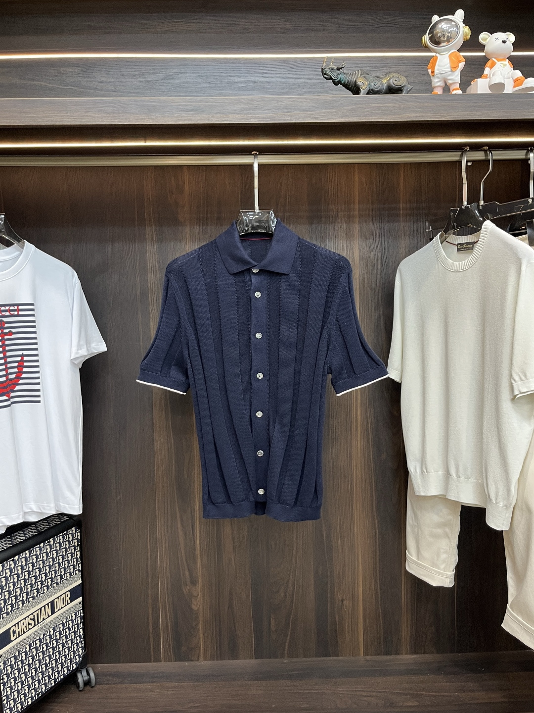 NO:426042,The main recommendation is BC 25SS's new cotton and linen seiko rib knitted short-sleeved shirt, the softness and elegance of the knitted material makes this short-sleeved linen and cotton knitted shirt have a better and more refined feeling. The ribbed made of natural yarn gives the finish a light bamboo pattern, sublimating the lightness of the clothes. The cut outline and button-neck design evoke the mark of the shirt world, and blesses standard size cutting to make it more comfortable and comfortable to wear. It is highly recommended!  Color royal blue gray Number of codes 46 48 50 52 54,,shirts,T-shirt,alexander wang19860909主推 BC 25SS新款棉麻精工罗纹针织短袖衬衫针织材料的柔软感婉约优雅,让这款短袖麻棉针织衬衫拥有更胜一筹的精致感.天然纱线精工织做的罗纹使饰面呈现出淡淡的竹节纹,升华衣服的轻盈感.而裁剪轮廓与纽扣领设计唤起衬衫世界的印记,加持标准尺寸裁剪,让穿着更加舒适惬意,强烈推荐！ 颜色宝蓝色 灰色 码数46 48 50 52 54,,shirts,T-shirt,alexander wang,Men's clothing