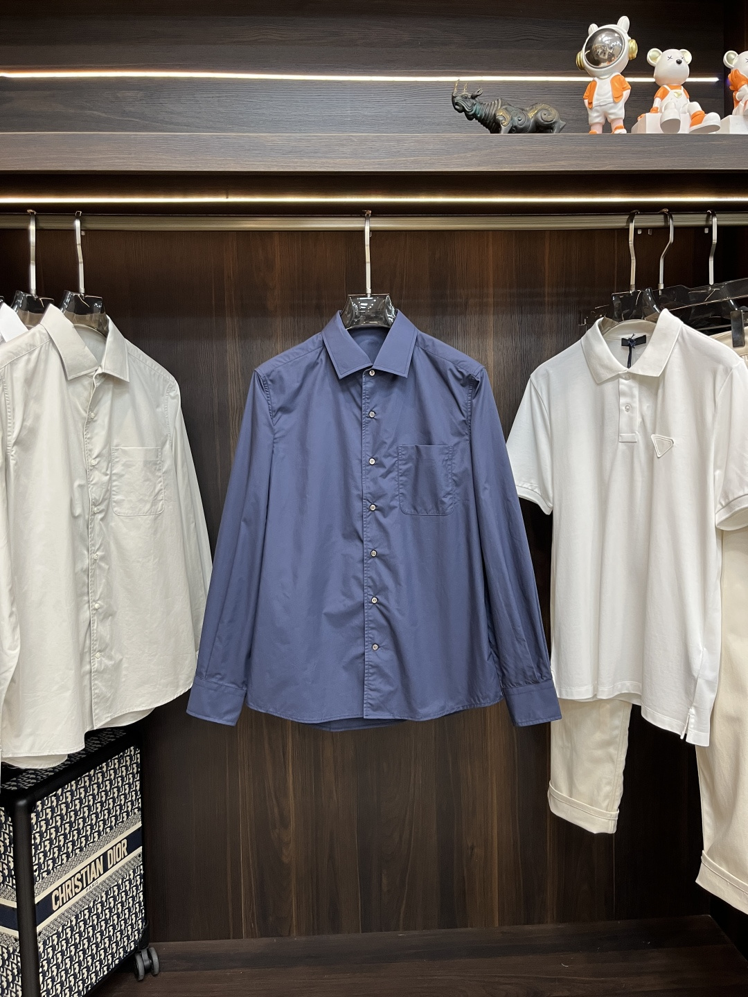 NO:426001,The main recommendation is the new 4-color shirt. This shirt is made of pure cotton fabric, with pearl shell buttons and 2 buttons on the cuffs. You can wear elegance and style on your body by casually matching it. The daily atmosphere is full, and the same style for men and women. It is highly recommended!  Color white card color Navy sky blue code S M L XL, alexander wang19860909主推 LSS新款4色衬衣这款衬衣采用纯棉面料制作而成,珍珠贝壳纽扣开合,袖口设有2枚纽扣,商务休闲随意搭配,就能将优雅与格调穿在身上,日常氛围感拉满,男女同款,强烈推荐！ 颜色白色 卡色 藏青 天蓝 码数S M L XL,,alexander wang,Men's clothing