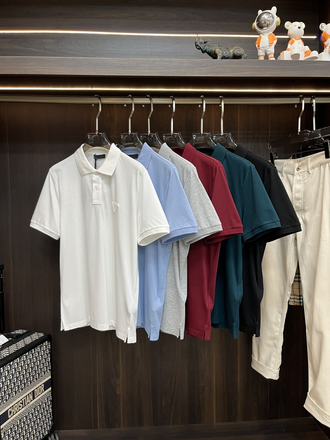 NO:426006,The main recommendation is Prada 25SS new 6-color triangle logo decorative cotton Polo shirt Prada This cotton Polo shirt presents a sporty and lively casual shape, outlining classic strips. Short-sleeved design, paired with shiny buttons and a signature triangle logo with a conceptual design. Business and casual style can be matched at will, highly recommended!  Color black white wine red gray pink blue dark green S M L XL,,prada,prada,T-shirt,alexander wang19860909主推 Prada 25SS新款6色三角徽标装饰棉质Polo衫普拉达这款棉质Polo衫呈现充满运动活力的休闲造型,勾勒出经典条.短袖设计,搭配闪闪发光的纽扣与采用概念化设计重的标志性同色系三角形徽标.商务休闲都可随意搭配,强烈推荐！ 颜色黑色 白色 酒红色 灰色 粉蓝 墨绿 码数S M L XL,,prada,prada,T-shirt,alexander wang,Men's clothing