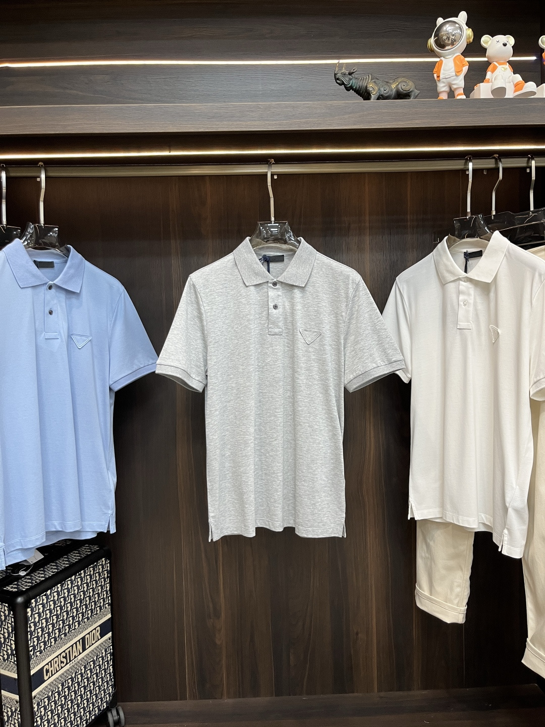 NO:471000,The main recommendation is Prada 25SS new 6-color triangle logo decorative cotton Polo shirt Prada This cotton Polo shirt presents a sporty and lively casual shape, outlining classic strips. Short-sleeved design, paired with shiny buttons and a signature triangle logo with a conceptual design. Business and casual style can be matched at will, highly recommended!  Color black white wine red gray pink blue dark green S M L XL,,prada,prada,T-shirt,alexander wang19860909主推 Prada 25SS新款6色三角徽标装饰棉质Polo衫普拉达这款棉质Polo衫呈现充满运动活力的休闲造型,勾勒出经典条.短袖设计,搭配闪闪发光的纽扣与采用概念化设计重的标志性同色系三角形徽标.商务休闲都可随意搭配,强烈推荐！ 颜色黑色 白色 酒红色 灰色 粉蓝 墨绿 码数S M L XL,,prada,prada,T-shirt,alexander wang,Men's clothing