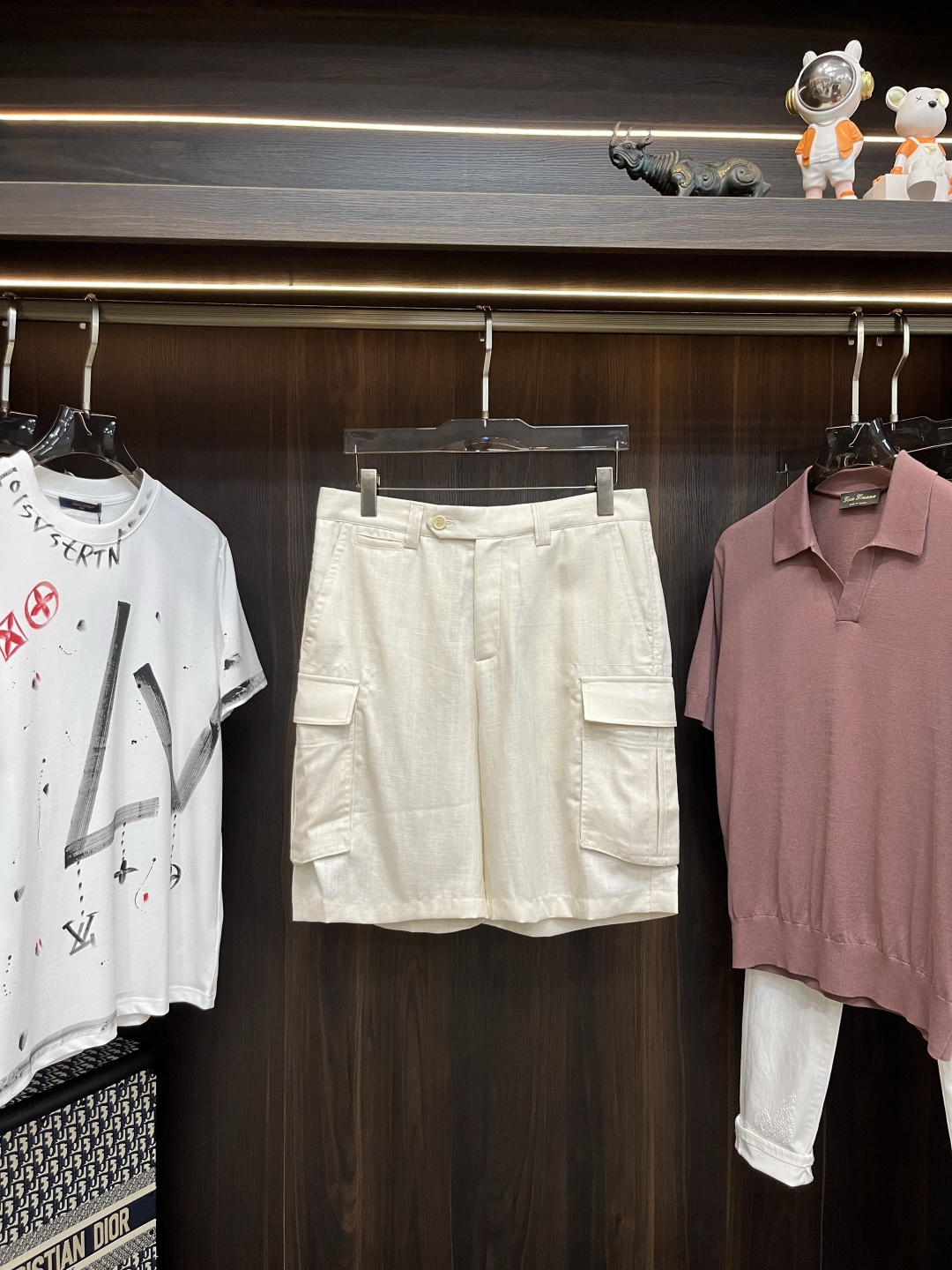 NO:470953,The main recommendation is BC 25 new cotton, linen fish bone pattern breeches and wool Bermuda shorts. This herringbone breeches and wool Bermuda shorts coexist harmoniously, and the quality of Brunello Cucinelli natural yarn is enhanced. The fabric combining cotton and linen characteristics presents a light freshness, with a slightly irregular texture, highlighting the classic taste of the herringbone pattern. The standard size and sticky tooling pockets enhance the casual and loose feeling of the style. Highly recommended!  Color, royal blue, white, green, digit 46, 48, 50, 52, 54, brunello cucinelli, shorts, alexander wang19860909主推 BC 25新款棉麻鱼骨纹马裤呢百慕大短裤这款人字纹马裤呢百慕大短裤中和谐共存,并通过Brunello Cucinelli 天然纱线的品质得到增强.结合棉和亚麻特性的面料呈现出淡淡的清新感,略带不规则的纹理,凸显出人字纹图案的经典品味.而标准尺寸和贴式工装口袋则提升了版型的休闲宽松感.强烈推荐！ 颜色麻色 宝蓝 白色 绿色 码数46 48 50 52 54,,brunello cucinelli,shorts,alexander wang,Men's clothing