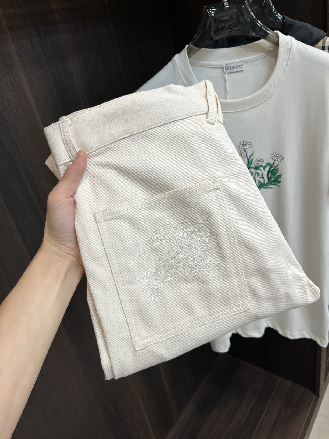 NO:470959,Mainly recommended Burberry 25SS new off-white jeans Burberry is made of bead sail fabric. The jeans are clear and straight and stylish. The back pocket is decorated with BBR exclusive art horse embroidery technology, access control metal button design, the whole pattern is clear and straight and stylish, the style is novel and unique, the same style as men and women, highly recommended!  Color off-white Number of codes 44 46 48 50 52 54,,burberry,burberry,jeans,alexander wang19860909主推 Burberry 25SS新款米白色牛仔裤巴宝莉这款牛仔裤采用珠帆面料制作而成,纹路清晰,挺阔有型,后口袋处饰有BBR独家术马刺绣工艺,门禁金属纽扣设计,整款纹路清晰,挺阔有型,款式新颖别致,男女同款,强烈推荐！ 颜色米白色 码数44 46 48 50 52 54,,burberry,burberry,jeans,alexander wang,Men's clothing