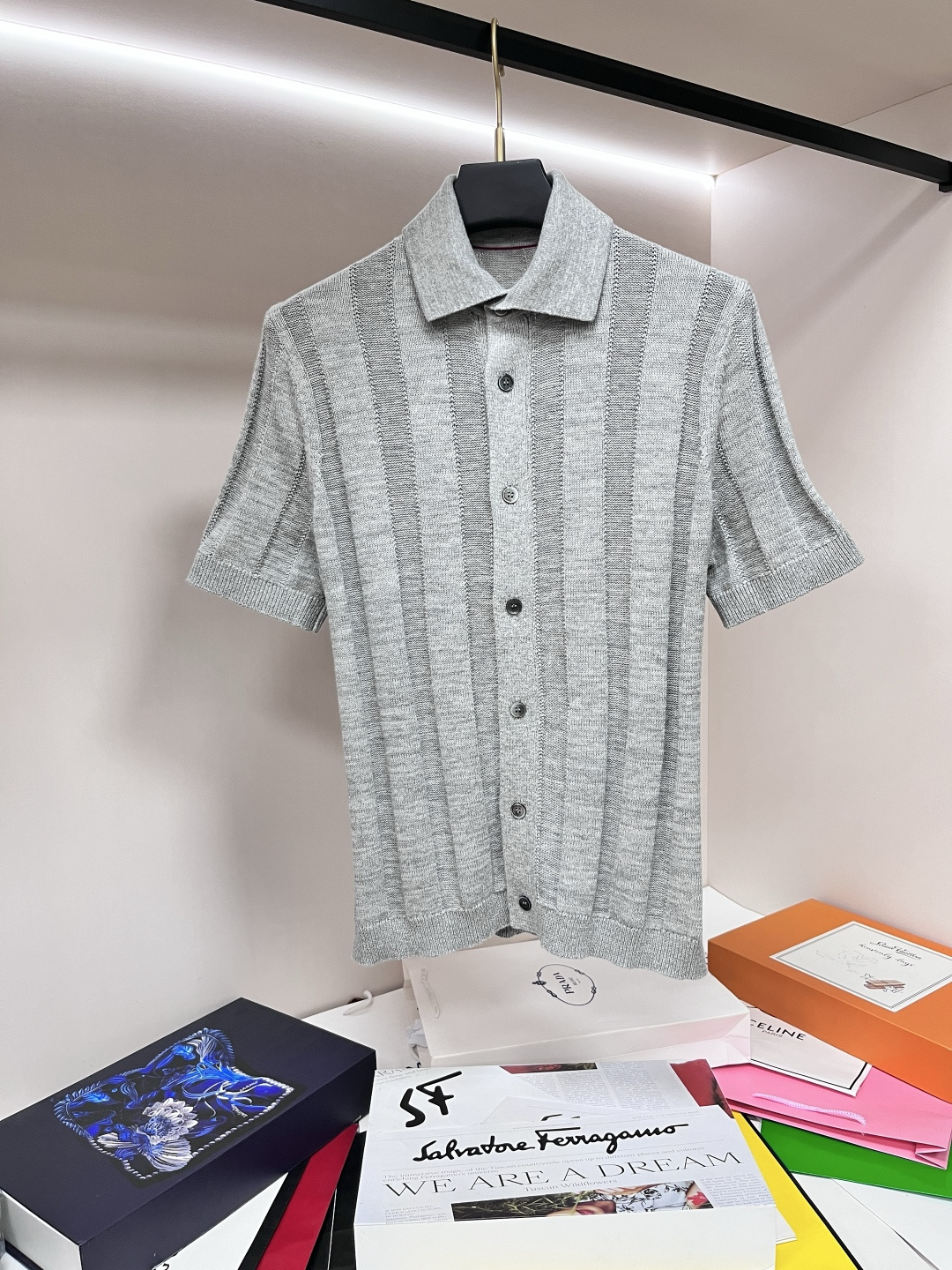 NO:437640,Director BC 25SS's new cotton and linen seiko ribbed knitted short-sleeved shirt has a soft and elegant feel, giving this short-sleeved linen and cotton knitted shirt a better sense of exquisiteness. The ribbed made of natural yarn gives the finish a light bamboo pattern, sublimating the lightness of the clothes. The cut outline and button-neck design evoke the mark of the shirt world, and blesses standard size cutting to make it more comfortable and comfortable to wear. It is highly recommended!  Color royal blue gray Number of codes 46 48 50 52 54,,shirts,T-shirt,alexander wang19860909主任 BC 25SS新款棉麻精工罗纹针织短袖衬衫针织材料的柔软感婉约优雅,让这款短袖麻棉针织衬衫拥有更胜一筹的精致感.天然纱线精工织做的罗纹使饰面呈现出淡淡的竹节纹,升华衣服的轻盈感.而裁剪轮廓与纽扣领设计唤起衬衫世界的印记,加持标准尺寸裁剪,让穿着更加舒适惬意,强烈推荐！ 颜色宝蓝色 灰色 码数46 48 50 52 54,,shirts,T-shirt,alexander wang,Men's clothing