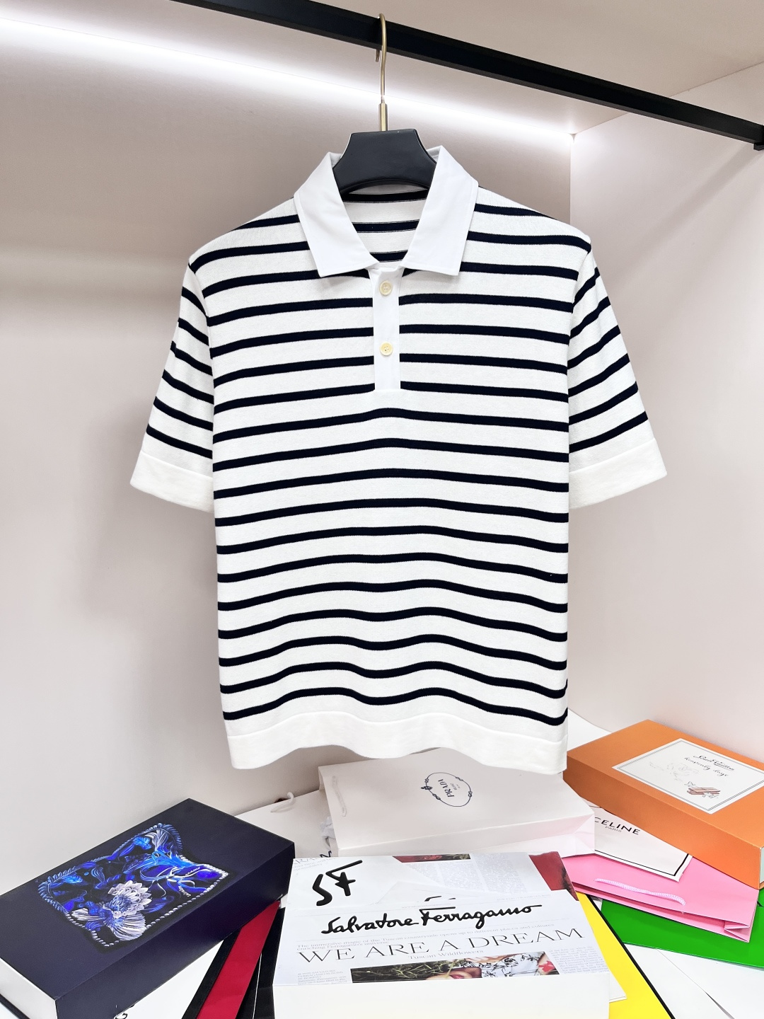 NO:437647,The main recommendation is the new striped cotton knitted polo shirt of BC 25SS. This precious natural yarn enhances the simplicity and casual taste of this short-sleeved cotton knitted polo shirt. The classic collar forms a soft contrast with the unique twill texture and nautical style striped patterns. The standard style enhances the comfort of wearing. Highly recommended!  Number of codes 46 48 50 52 54,,T-shirt,alexander wang19860909主推 BC 25SS新款条纹棉针织马球衫这款采用珍贵天然纱线提升了这款短袖棉针织马球衫的简约与休闲品味.经典衣领以独特的斜纹布质感和航海风格的条纹图案形成柔和的对比.而标准版型则提升了穿着的舒适感.强烈推荐！ 码数46 48 50 52 54,,T-shirt,alexander wang,Men's clothing