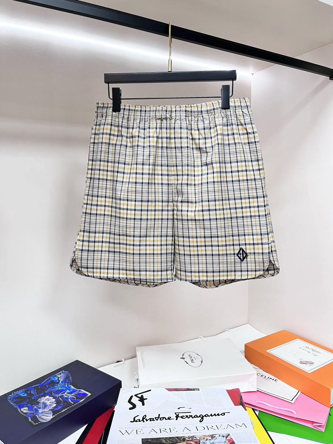 NO:470920,The Dior 25SS new plaid shorts Dior is a classic item for Dior men's clothing. It is carefully crafted with beige cotton blend fabric, decorated with beige and navy blue plaid patterns, embellished with CD Diamond embroidery to enhance the style. The style is fashionable and casual, matched with an elastic waist, and can be matched with a matching jacket to create a classic look. It is highly recommended!  S M L XL,,dior,dior,shorts,jackets & coats,alexander wang19860909主推 Dior 25SS新款格子短裤迪奥这款短裤是Dior 男装的经典单品.采用米色棉质混纺面料精心制作,饰以米色和海军蓝色格子图案,点缀以CD Diamond 刺绣提升格调.款式时尚休闲,搭配弹力腰头,可与配套的外套搭配,打造经典造型,强烈推荐！ 码数S M L XL,,dior,dior,shorts,jackets & coats,alexander wang,Men's clothing