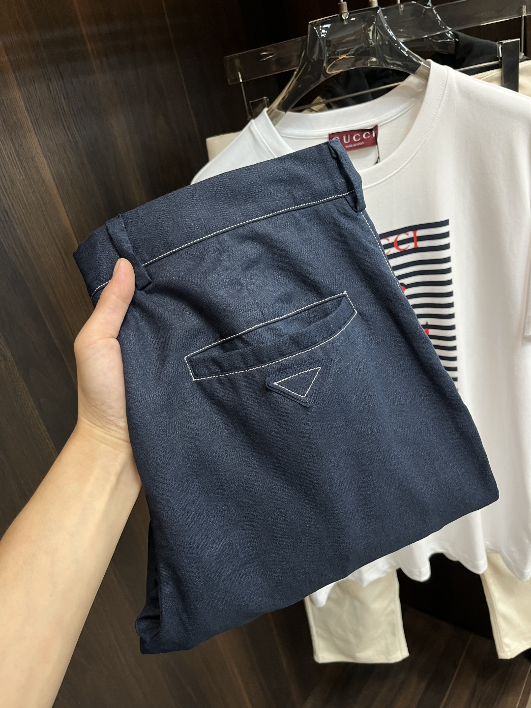 NO:470927,The main recommendation is BC 25SS new linen and cotton knitted polo shirt. This polo shirt is made of linen and cotton yarn. It has a light texture, bringing a cool and comfortable feeling to wear, fitting a straight and comfortable sense of leisure, and offering new items for a mild climate. Highly recommended!  Number of codes 46 48 50 52 54,,alexander wang19860909主推 BC 25SS新款麻棉针织马球衫这款马球衫采用麻棉纱线制作而成,轻盈质感,为穿着带来了一缕清凉的惬意,契合笔直、舒适的休闲量感,为温和气候再献新单品.强烈推荐！ 码数46 48 50 52 54,,alexander wang,Men's clothing