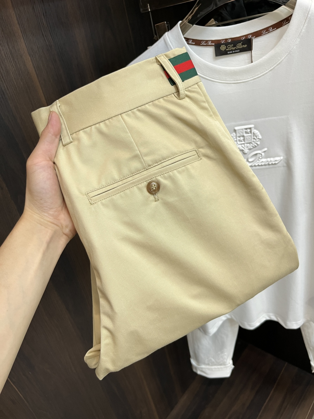 NO:470965,The main recommendation is GUCCI 25SS new waist headdress webbing double twill cotton tool trousers. This item is from the Gucci Lido series, and the design is inspired by the summer style and beach club on the Italian coast. With the help of special construction technology and stitching technology, this double twill cotton trousers re-interpret classic webbing details, creating a must-have fashion item for men's wardrobe. Highly recommended!  Color Khaki Royal Blue Number of 46 48 50 52 54 56, gucci,alexander wang19860909主推 GUCCI 25SS新款腰头饰织带双层斜纹棉工装长裤这款单品出自Gucci Lido系列,设计灵感源自意大利海岸的夏日风情和海滩俱乐部.这款双层斜纹棉长裤借助特殊的构造工艺与缝线技术,焕新诠释经典织带细节,造就男士衣橱的必备时尚单品.强烈推荐！ 颜色卡其 宝蓝色 码数46 48 50 52 54 56,,gucci,alexander wang,Men's clothing