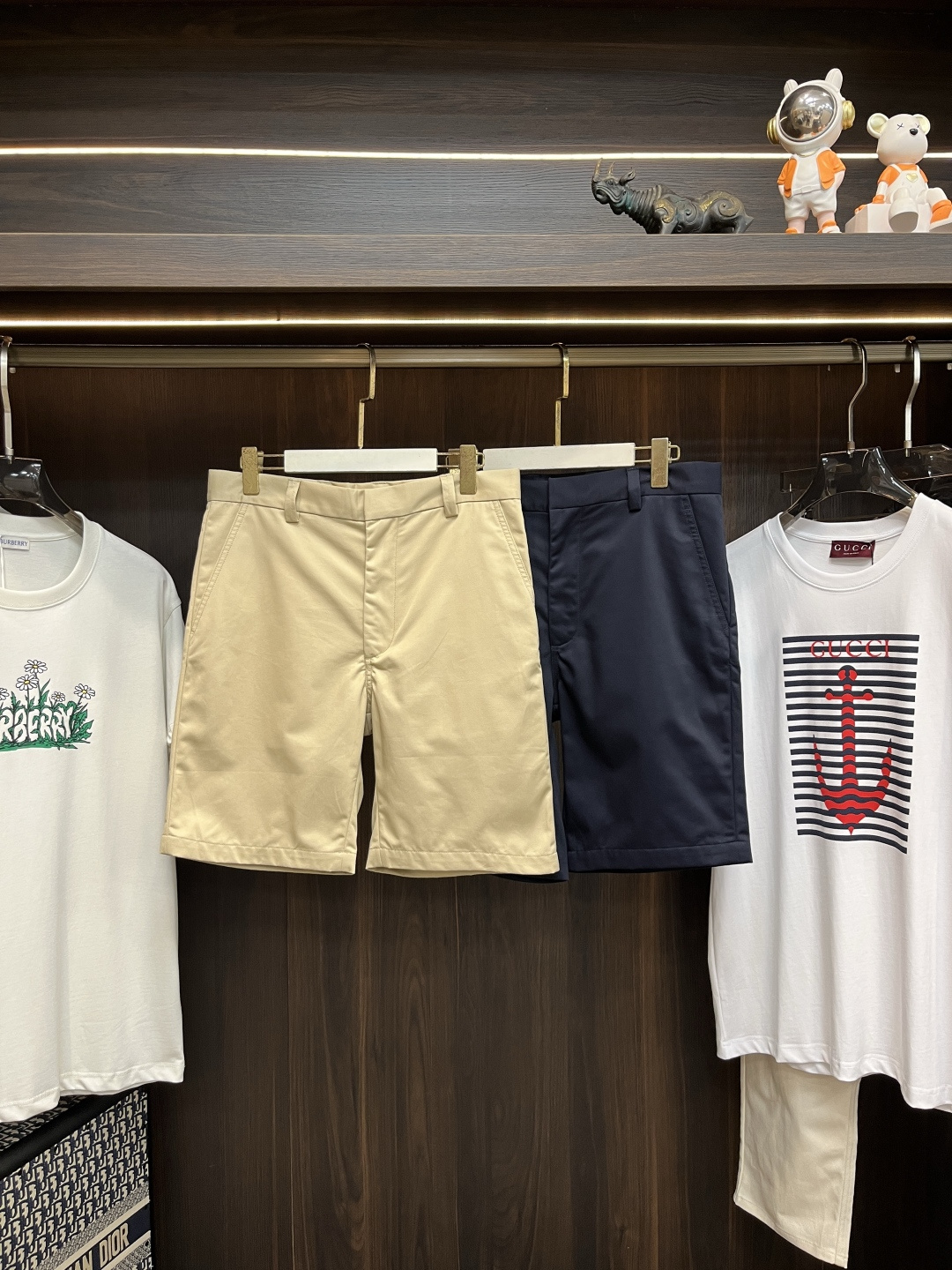 NO:470971,The main recommendation is GUCCI 25SS new decorative webbing double twill cotton shorts. This item is from the Gucci Lido series. The design is inspired by the summer style and beach club on the Italian coast. With the help of special construction technology and stitching technology, this double twill cotton shorts refine the classic webbing details and create a must-have fashion item for men's wardrobe. Highly recommended!  Color Khaki Royal Blue Number of 46 48 50 52 54 56, gucci, shorts, alexander wang19860909主推 GUCCI 25SS新款饰织带双层斜纹棉短裤这款单品出自Gucci Lido系列,设计灵感源自意大利海岸的夏日风情和海滩俱乐部.这款双层斜纹棉短裤借助特殊的构造工艺与缝线技术,焕新诠释经典织带细节,造就男士衣橱的必备时尚单品.强烈推荐！ 颜色卡其 宝蓝色 码数46 48 50 52 54 56,,gucci,shorts,alexander wang,Men's clothing