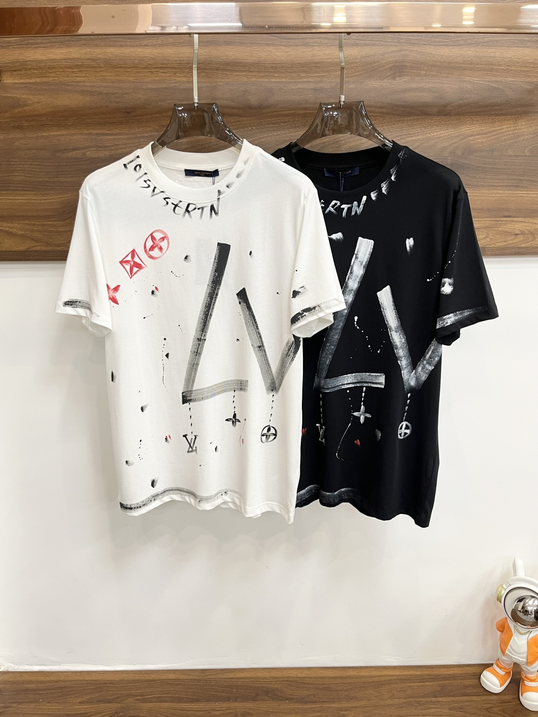 NO:437662,The main recommendation LV is exclusively designed for spring new donkey brand fashionable casual round neck short sleeves, wide version high-density 280g pure cotton fabric, high-end needle embroidery, high-end European version original single T-shirt, trendy and fashionable casual half-sleeved, high breathable and comfortable, impeccable details, brand element design concept, reflecting high quality. It presents casual cut, and the upper body style is excellent!  S-XXL H2025 new model first release, louis vuitton,louis vuitton,t-shirt,tees,t-shirt,alexander wang19860909主推 LV 独家专供春季新款驴牌时尚休闲圆领短袖,阔版高密度280克纯棉面料,高级密针刺绣、高端欧版原单T恤,潮流时尚休闲半袖 透气舒适度高,细节无可挑剔,品牌元素设计理念,体现高品质.呈现休闲裁剪,上身版型超赞！ 码数S-XXL H2025新款首发,,louis vuitton,louis vuitton,T-shirt,tees，t-shirt,alexander wang,Men's clothing