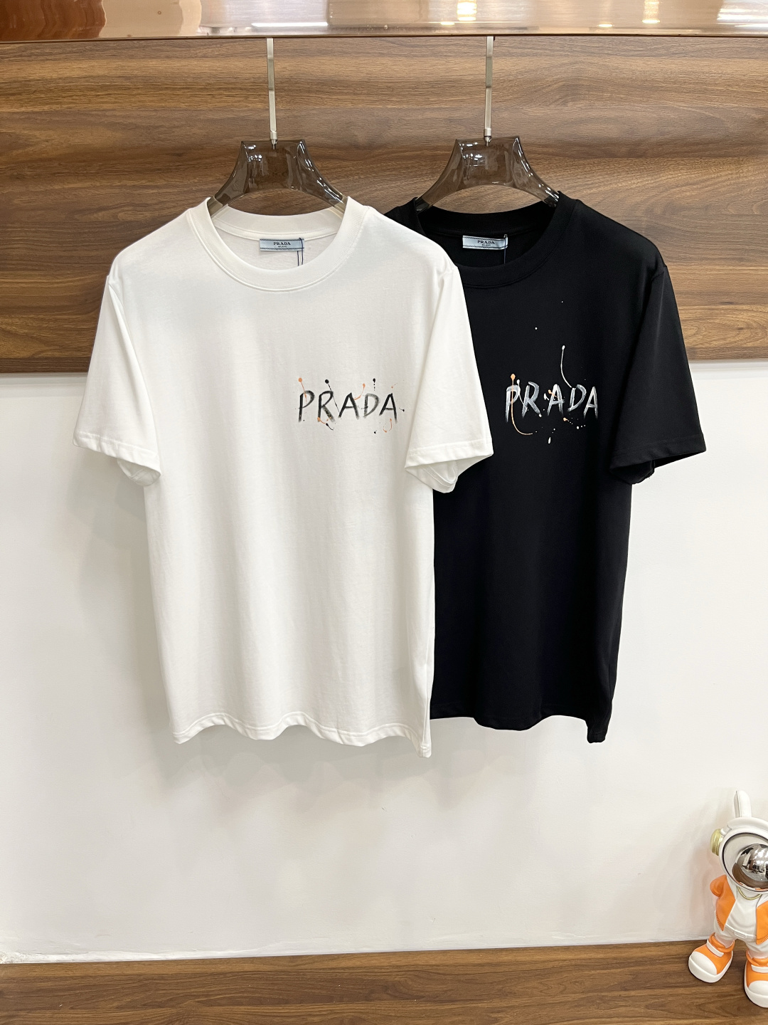 NO:437671,The main recommendation is Prada exclusively for the new spring Prada fashion casual round neck short sleeves, wide version high-density 280g pure cotton fabric, high-end needle embroidery, high-end European version original single T-shirt, trendy and fashionable casual half-sleeved, high breathable and comfortable, impeccable details, brand element design concept, reflecting high quality. It presents casual cut, and the upper body style is superb!  S-XXL H2025 new model first release, prada, prada, T-shirt, tees, t-shirt, alexander wang19860909主推 Prada 独家专供春季新款普拉达时尚休闲圆领短袖,阔版高密度280克纯棉面料,高级密针刺绣、高端欧版原单T恤,潮流时尚休闲半袖 透气舒适度高,细节无可挑剔,品牌元素设计理念,体现高品质.呈现休闲裁剪,上身版型超赞！ 码数S-XXL H2025新款首发,,prada,prada,T-shirt,tees，t-shirt,alexander wang,Men's clothing