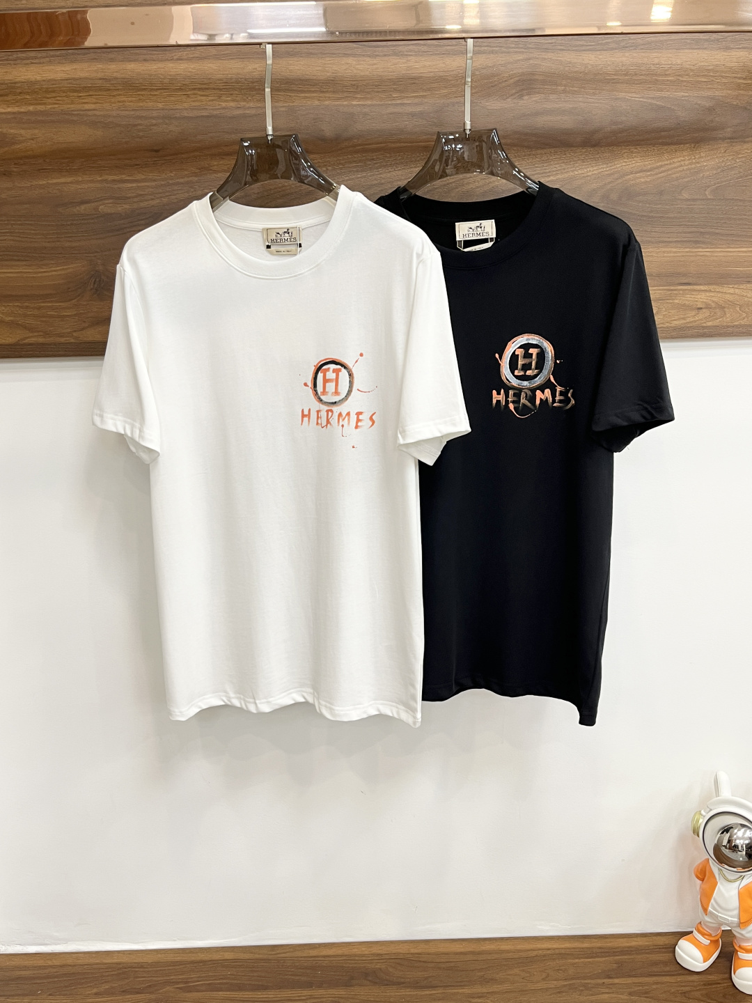 NO:437633,The main recommendation Hermes is exclusively designed for the new spring style Hermes fashionable casual round neck short sleeves, wide version high-density 280g pure cotton fabric, high-end needle embroidery, high-end European version original single T-shirt, trendy and fashionable casual half-sleeved, high breathable and comfortable, impeccable details, brand element design concept, reflecting high quality. It presents casual cut, and the upper body style is superb!  S-XXL H2025 new model first release, hermes, hermes, T-shirt, tees, t-shirt, alexander wang19860909主推 Hermes 独家专供春季新款爱马仕时尚休闲圆领短袖,阔版高密度280克纯棉面料,高级密针刺绣、高端欧版原单T恤,潮流时尚休闲半袖 透气舒适度高,细节无可挑剔,品牌元素设计理念,体现高品质.呈现休闲裁剪,上身版型超赞！ 码数S-XXL H2025新款首发,,hermes,hermes,T-shirt,tees，t-shirt,alexander wang,Men's clothing