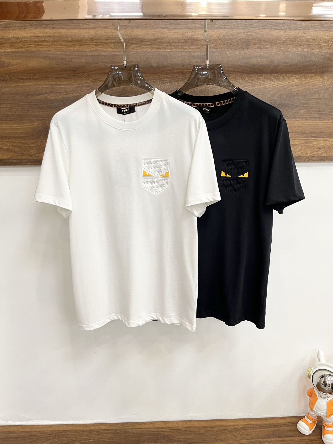 NO:441131,The main recommendation Fendi is exclusively designed for the new spring style Fendi fashion casual round neck short sleeves, wide version high-density 280g pure cotton fabric, high-end needle embroidery, high-end European version original single T-shirt, trendy and fashionable casual half-sleeved, high breathable and comfortable, impeccable details, brand element design concept, reflecting high quality. It presents casual cut, and the upper body style is excellent!  S-XXL H2025 new model first release, fendi, fendi, T-shirt, tees, t-shirt, alexander wang19860909主推 Fendi 独家专供春季新款芬迪时尚休闲圆领短袖,阔版高密度280克纯棉面料,高级密针刺绣、高端欧版原单T恤,潮流时尚休闲半袖 透气舒适度高,细节无可挑剔,品牌元素设计理念,体现高品质.呈现休闲裁剪,上身版型超赞！ 码数S-XXL H2025新款首发,,fendi,fendi,T-shirt,tees，t-shirt,alexander wang,Men's clothing