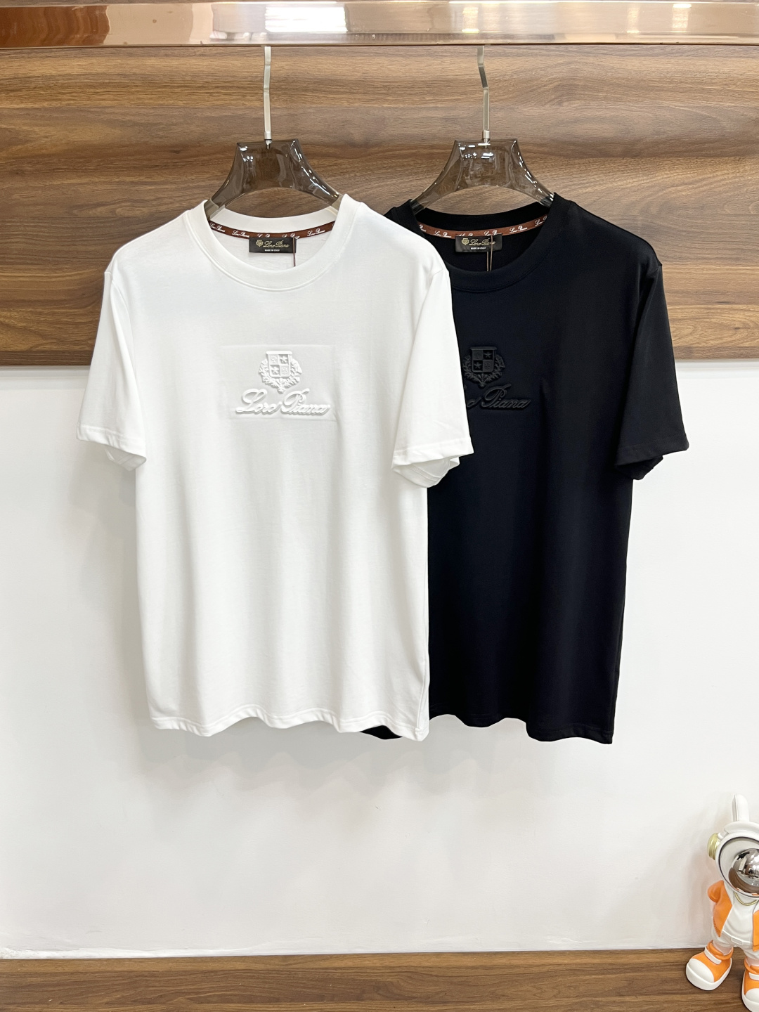 NO:441116,The main recommendation LP is exclusively designed for new spring LP fashion casual round neck short sleeves, wide version high-density 280g pure cotton fabric, high-end needle embroidery, high-end European version original single T-shirt, trendy and fashionable casual half-sleeved, high breathable and comfortable, impeccable details, brand element design concept, reflecting high quality. It presents casual cut, and the upper body style is superb!  S-XXL H2025 new model first release, loro piana, T-shirt,tees, t-shirt,alexander wang19860909主推 LP 独家专供春季新款LP时尚休闲圆领短袖,阔版高密度280克纯棉面料,高级密针刺绣、高端欧版原单T恤,潮流时尚休闲半袖 透气舒适度高,细节无可挑剔,品牌元素设计理念,体现高品质.呈现休闲裁剪,上身版型超赞！ 码数S-XXL H2025新款首发,,loro piana,T-shirt,tees，t-shirt,alexander wang,Men's clothing