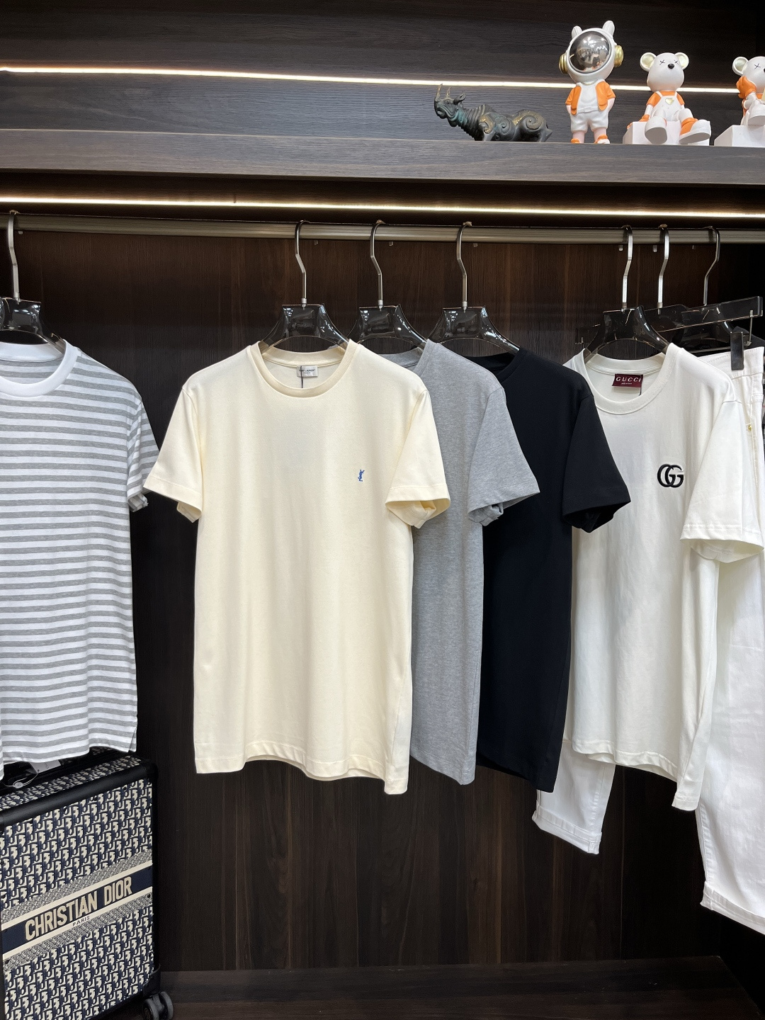 NO:441108,The main recommendation is SAlNTLAURENT25 new contrast embroidered T-shirt. This one is made of bead floor cotton fabric, with a round neck design and a contrasting LE CASSANDRE embroidered on the chest. The style is super positive, and the upper body is very fashionable. It is highly recommended!  Color apricot black gray Number S M L XL,,tees, t-shirt,alexander wang19860909主推 SAlNTLAURENT25新款撞色刺绣T恤衫,这款采用珠地棉面料制作而成,圆领设计,胸部点缀撞色LE CASSANDRE刺绣.版型超正,上身非常时尚,强烈推荐！ 颜色杏色 黑色 灰色 码数S M L XL,,tees，t-shirt,alexander wang,Men's clothing