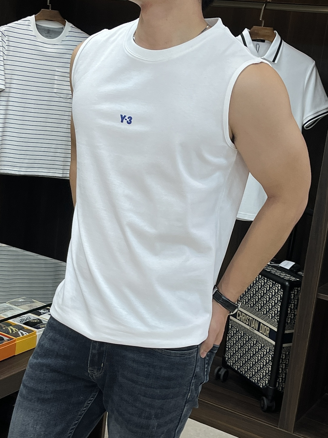 NO:441105,The main recommendation Y-3 25SS early spring new vest light luxury vest vest sports and fitness simple style catwalk style round neck sleeveless T-shirt loose style top body effect is very breathable Breathable essential items for men and women daily commuting outfits Correct version Welcome to compare · 260g pure cotton double yarn sweat fabric · Special bold 32 double strands 1X1 threads · Double needle car thread cross-seaming craft · Original master label washing tag brand moisture-proof paper packaging Color black/white/ Size S/M/L/XL,,tees, t-shirt,alexander wang19860909主推 Y-3 25SS早春新款背心轻奢主义 坎肩汗背心 运动健身 简约风 走秀款 圆领无袖T恤衫 宽松版型 上身效果很赞 透气 男女日常通勤穿搭必备单品 正确版本 欢迎对比 · 260克 纯棉双纱汗布面料  · 同缸定染特种加粗32支双股1X1螺纹 · 双针车线跨缝工艺 · 原版主唛水洗吊牌品牌防潮纸包装 颜色黑色/白色/ 尺码S/M/L/XL,,tees，t-shirt,alexander wang,Men's clothing