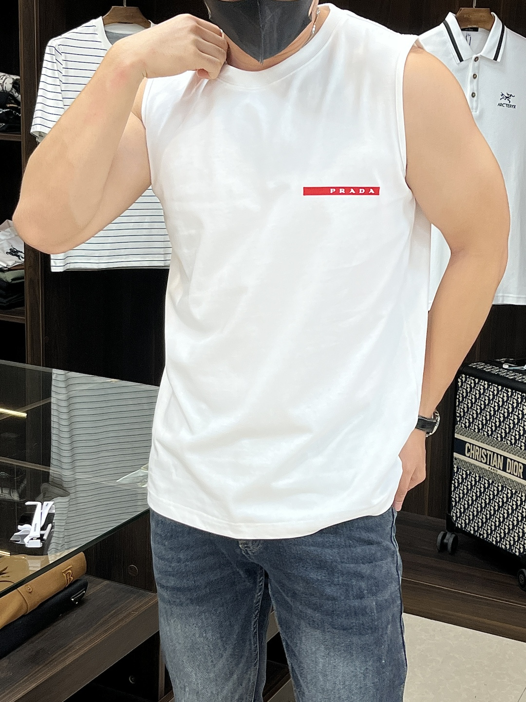 NO:441132,The main recommendation is Prada 25SS early spring new vest Prada light luxury vest vest sports and fitness simple style catwalk style round neck sleeveless T-shirt loose style top body effect is very breathable Breathable essential items for daily commuting for men and women Correct version Welcome to compare · 260g pure cotton double yarn sweat fabric · Special bold 32 double strand 1X1 thread in the same cylinder · Double needle thread cross-seam · Original model label washing tag brand moisture-proof paper packaging Color black/white/ Size S/M/L/XL,,prada,prada,tees, t-shirt,alexander wang19860909主推 Prada 25SS早春新款背心普拉达轻奢主义 坎肩汗背心 运动健身 简约风 走秀款 圆领无袖T恤衫 宽松版型 上身效果很赞 透气 男女日常通勤穿搭必备单品 正确版本 欢迎对比 · 260克 纯棉双纱汗布面料  · 同缸定染特种加粗32支双股1X1螺纹 · 双针车线跨缝工艺 · 原版主唛水洗吊牌品牌防潮纸包装 颜色黑色/白色/ 尺码S/M/L/XL,,prada,prada,tees，t-shirt,alexander wang,Men's clothing
