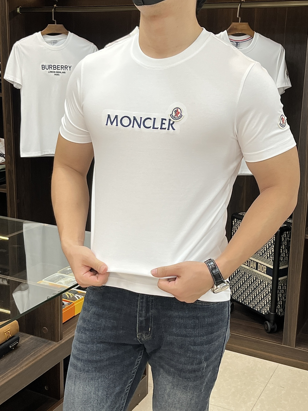 NO:441139,The main recommendation of Moncler's new autumn and winter products is released with round neck short sleeves, pure cotton short sleeves define high-end products, 3D three-dimensional version, close-fitting and comfortable, European standards for environmentally friendly dyeing, removing all heavy metals and microorganisms, and meeting international standards!  Chest embroidery small quantity imported embroidery embroidery lines are clear and the details are full, and are manufactured by listed companies in OEM. Size M-3XL H is the first to be released, Moncler, T-shirt, alexander wang19860909主推 Moncler 秋冬新品发布蒙口圆领短袖,纯棉短袖定义高端产品 3D立体制版、贴身舒适,欧洲标准环保染色、去除所有重金属、微生物 达到国际标准！ 胸前绣花 少数量进口绣花绣制线路清晰、细节拉满,上市公司代工厂制造. 尺码M-3XL H新款首发,,Moncler,T-shirt,alexander wang,Men's clothing