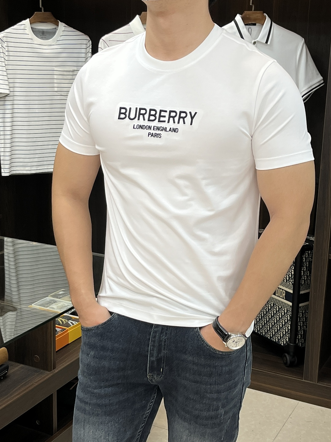 NO:441145,The main products of Burberry autumn and winter are released. Burberry round neck short sleeves are released. Pure cotton short sleeves define high-end products. 3D three-dimensional version, close-fitting and comfortable, European standards for environmentally friendly dyeing, removing all heavy metals and microorganisms, and meeting international standards!  Chest embroidery small quantity imported embroidery embroidery lines are clear and the details are full, and are manufactured by listed companies in OEM. Size M-3XL H is the first to be released, burberry, burberry, T-shirt, alexander wang19860909主推 Burberry 秋冬新品发布巴宝莉圆领短袖,纯棉短袖定义高端产品 3D立体制版、贴身舒适,欧洲标准环保染色、去除所有重金属、微生物 达到国际标准！ 胸前绣花 少数量进口绣花绣制线路清晰、细节拉满,上市公司代工厂制造. 尺码M-3XL H新款首发,,burberry,burberry,T-shirt,alexander wang,Men's clothing