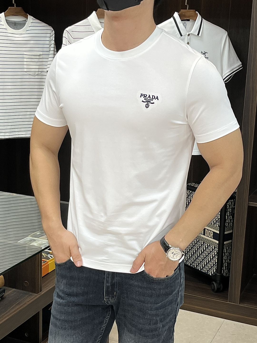 NO:441086,The main recommendation is Prada's new autumn and winter products. Prada round neck short sleeves are released. Pure cotton short sleeves define high-end products. 3D three-dimensional version, close-fitting and comfortable, European standards for environmentally friendly dyeing, removing all heavy metals and microorganisms, and meeting international standards!  Chest embroidery small quantity imported embroidery embroidery lines are clear and the details are full, and are manufactured by listed companies in OEM. Size M-3XL H is the first to be released, prada, prada, T-shirt, alexander wang19860909主推 Prada 秋冬新品发布普拉达圆领短袖,纯棉短袖定义高端产品 3D立体制版、贴身舒适,欧洲标准环保染色、去除所有重金属、微生物 达到国际标准！ 胸前绣花 少数量进口绣花绣制线路清晰、细节拉满,上市公司代工厂制造. 尺码M-3XL H新款首发,,prada,prada,T-shirt,alexander wang,Men's clothing