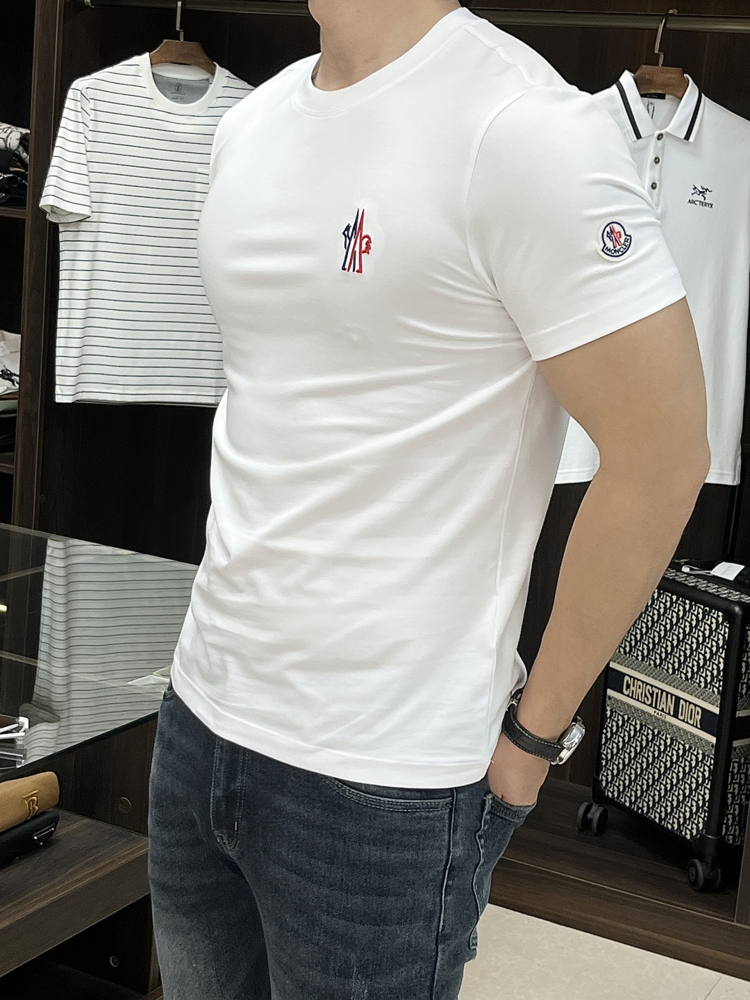 NO:441093,The main recommendation of Moncler's new autumn and winter products is released with round neck short sleeves, pure cotton short sleeves define high-end products, 3D three-dimensional version, close-fitting and comfortable, European standards for environmentally friendly dyeing, removing all heavy metals and microorganisms, and meeting international standards!  Chest embroidery small quantity imported embroidery embroidery lines are clear and the details are full, and are manufactured by listed companies in OEM. Size M-3XL H is the first to be released, Moncler, T-shirt, alexander wang19860909主推 Moncler 秋冬新品发布蒙口圆领短袖,纯棉短袖定义高端产品 3D立体制版、贴身舒适,欧洲标准环保染色、去除所有重金属、微生物 达到国际标准！ 胸前绣花 少数量进口绣花绣制线路清晰、细节拉满,上市公司代工厂制造. 尺码M-3XL H新款首发,,Moncler,T-shirt,alexander wang,Men's clothing