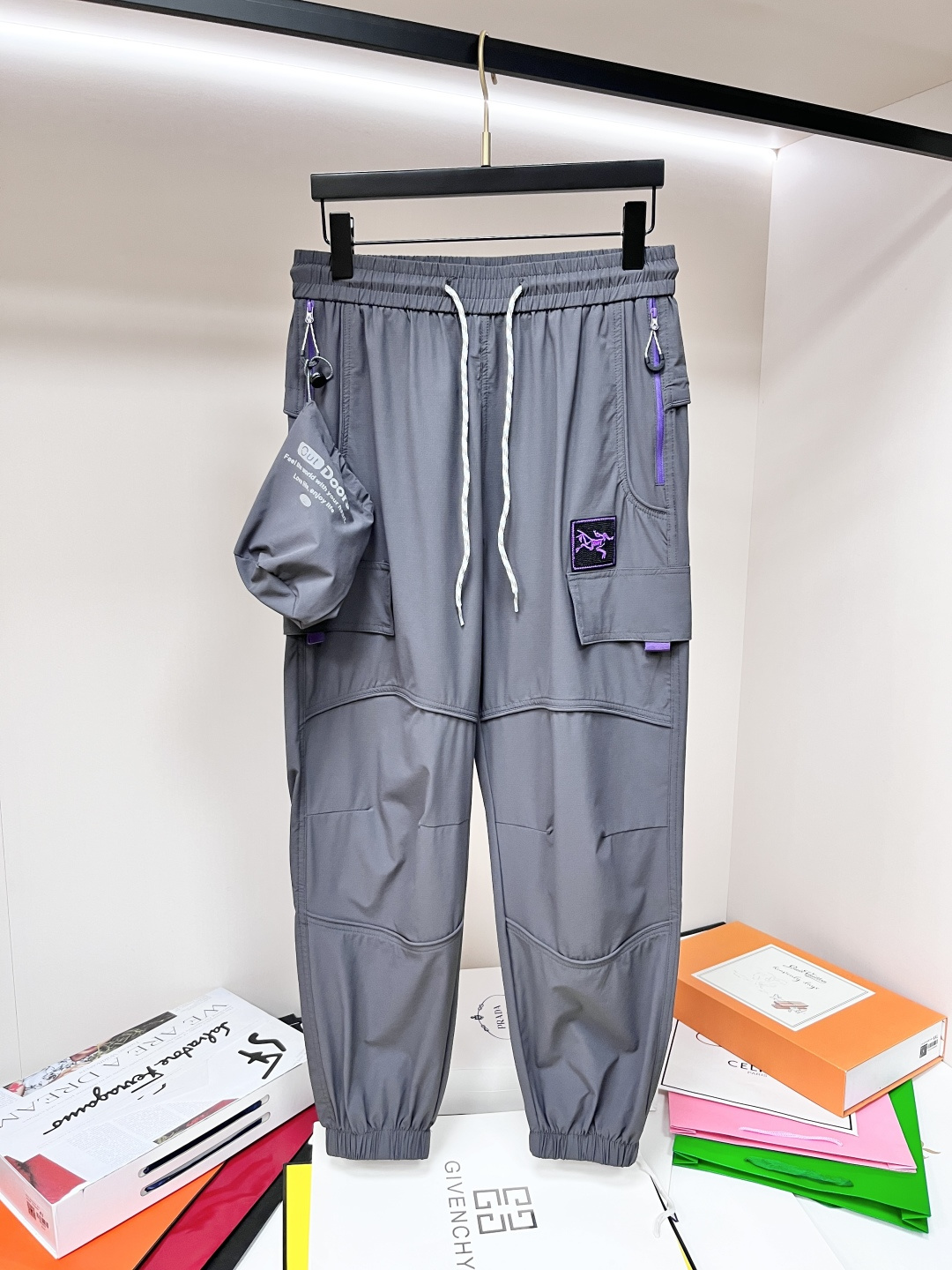 NO:439120,The main recommendation is Archaeopteryx exclusively for new styles of Big Bird men's fashionable casual sports pants, high-end European version original single multi-bag pants, trendy and fashionable casual pants, high breathability and comfort, impeccable details, brand element design concept, reflecting high quality. It presents casual cut, and the upper body style is superb!  Code Number M-2XL H2025 new model first release, arc'teryx, alexander wang19860909主推 始祖鸟 独家专供新款大鸟潮男时尚休闲运动裤,高端欧版原单多袋裤子,潮流时尚休闲裤子 透气舒适度高,细节无可挑剔,品牌元素设计理念,体现高品质.呈现休闲裁剪,上身版型超赞！ 码数M-2XL H2025新款首发,arc'teryx,alexander wang,Men's clothing