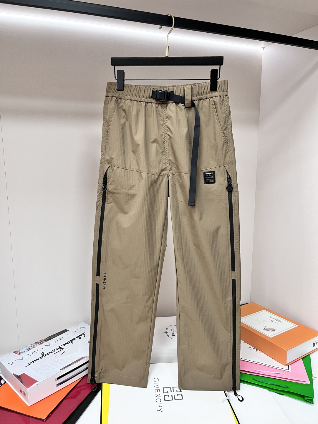 NO:439124,The main recommendation is Givenchy exclusively for the new Givenchy trendy men's fashionable casual sports pants, high-end European version original single multi-bag pants, trendy and fashionable casual pants, high breathability and comfort, impeccable details, brand element design concept, reflecting high quality. It presents casual cut, and the upper body style is superb!  Code Number M-2XL H2025 new model first release, given , given , given , given , alexander wang19860909主推 Givenchy 独家专供新款纪梵希潮男时尚休闲运动裤,高端欧版原单多袋裤子,潮流时尚休闲裤子 透气舒适度高,细节无可挑剔,品牌元素设计理念,体现高品质.呈现休闲裁剪,上身版型超赞！ 码数M-2XL H2025新款首发,,givenchy,givenchy,alexander wang,Men's clothing