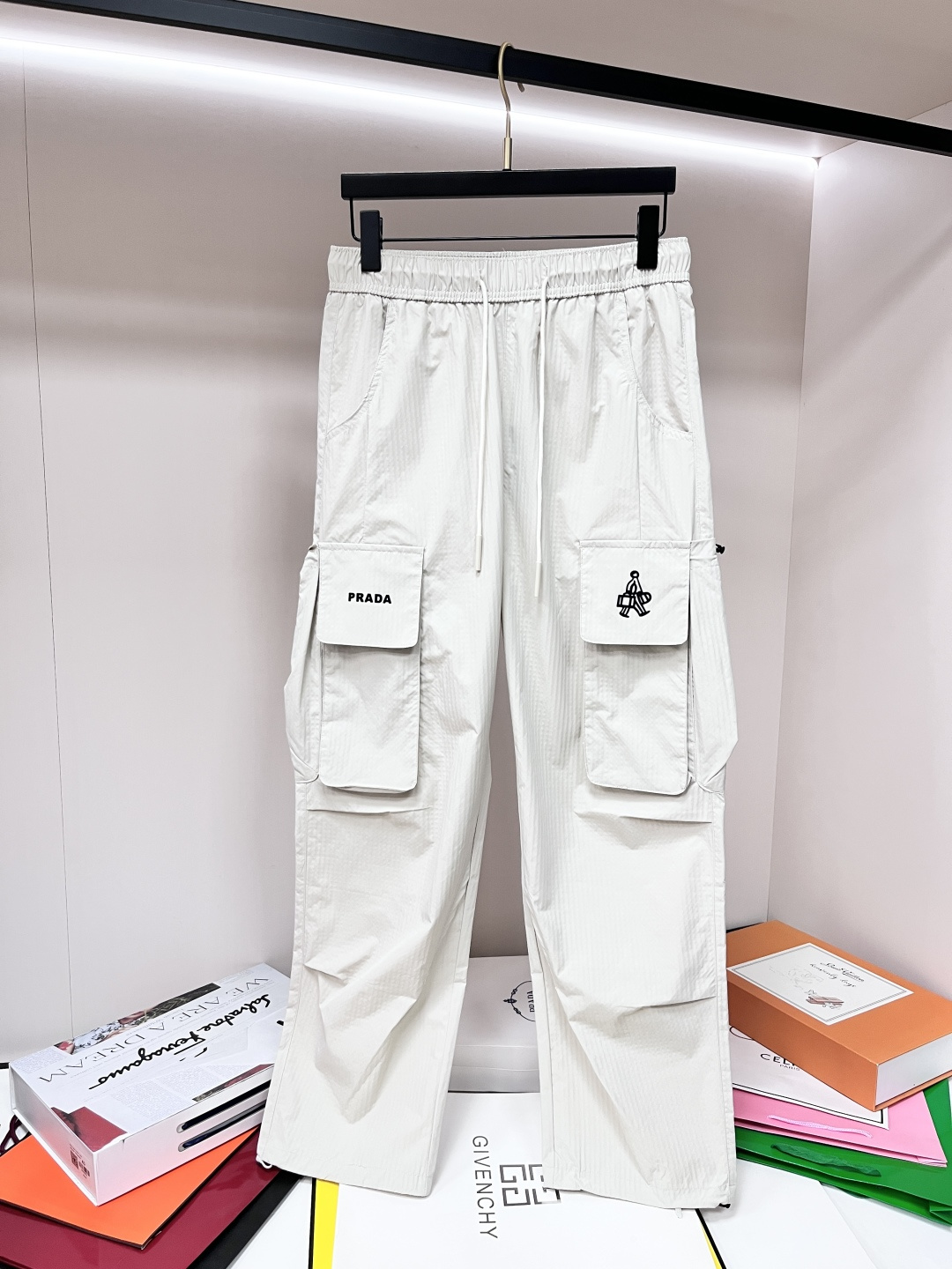 NO:439126,The main recommendation is Prada exclusively for new Prada trendy men's fashionable casual sports pants, high-end European version original single multi-bag pants, trendy and fashionable casual pants, high breathability and comfort, impeccable details, brand element design concept, reflecting high quality. It presents casual cut, and the upper body style is superb!  Code Number M-2XL H2025 new model first release, prada, prada, alexander wang19860909主推 Prada 独家专供新款普拉达潮男时尚休闲运动裤,高端欧版原单多袋裤子,潮流时尚休闲裤子 透气舒适度高,细节无可挑剔,品牌元素设计理念,体现高品质.呈现休闲裁剪,上身版型超赞！ 码数M-2XL H2025新款首发,,prada,prada,alexander wang,Men's clothing