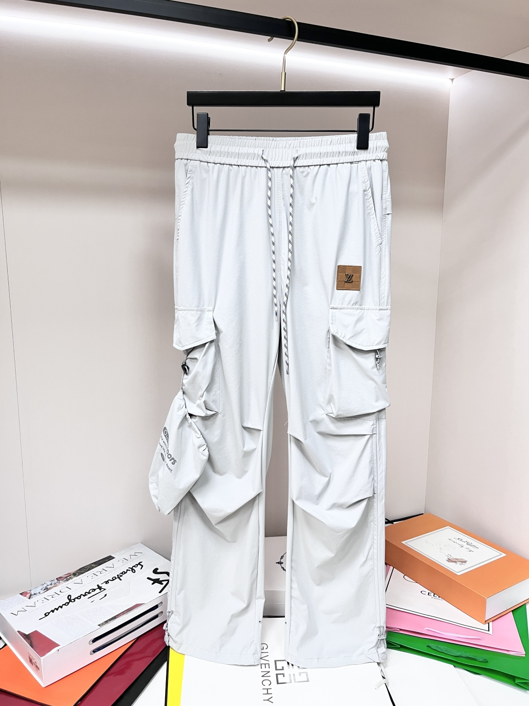 NO:439135,The main recommendation LV is exclusively available for new donkey brand fashion casual sports pants, high-end European version original single multi-bag pants, trendy and fashionable casual pants, high breathability and comfort, impeccable details, brand element design concept, reflecting high quality. It presents casual cut, and the upper body style is superb!  Code Number M-2XL H2025 new model first release, louis vuitton,louis vuitton,alexander wang19860909主推 LV 独家专供新款驴牌潮男时尚休闲运动裤,高端欧版原单多袋裤子,潮流时尚休闲裤子 透气舒适度高,细节无可挑剔,品牌元素设计理念,体现高品质.呈现休闲裁剪,上身版型超赞！ 码数M-2XL H2025新款首发,,louis vuitton,louis vuitton,alexander wang,Men's clothing