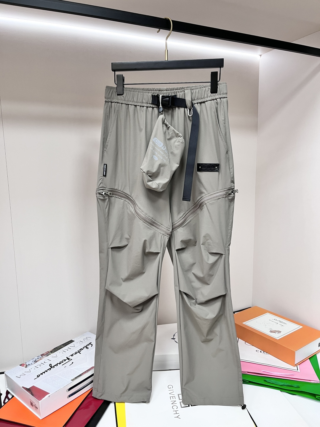 NO:441097,The main recommendation LV is exclusively available for new donkey brand fashion casual sports pants, high-end European version original single multi-bag pants, trendy and fashionable casual pants, high breathability and comfort, impeccable details, brand element design concept, reflecting high quality. It presents casual cut, and the upper body style is superb!  Code Number M-2XL H2025 new model first release, louis vuitton,louis vuitton,alexander wang19860909主推 LV 独家专供新款驴牌潮男时尚休闲运动裤,高端欧版原单多袋裤子,潮流时尚休闲裤子 透气舒适度高,细节无可挑剔,品牌元素设计理念,体现高品质.呈现休闲裁剪,上身版型超赞！ 码数M-2XL H2025新款首发,,louis vuitton,louis vuitton,alexander wang,Men's clothing