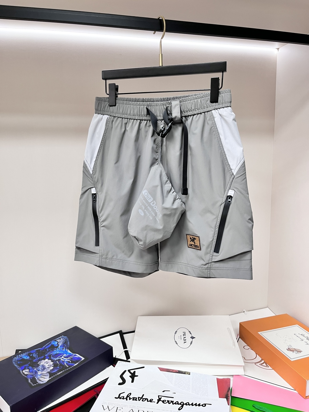 NO:471008,The main recommendation is Archaeopteryx exclusively for new styles of Big Bird men's fashionable casual sports shorts, high-end European version original single multi-bag five-point pants, trendy and fashionable casual pants, high breathability and comfort, impeccable details, brand element design concept, reflecting high quality. It presents casual cut, and the upper body style is superb!  Code Number M-2XL H2025 new model first release, arc'teryx, shorts, alexander wang19860909主推 始祖鸟 独家专供新款大鸟潮男时尚休闲运动短裤,高端欧版原单多袋五分裤裤子,潮流时尚休闲裤子 透气舒适度高,细节无可挑剔,品牌元素设计理念,体现高品质.呈现休闲裁剪,上身版型超赞！ 码数M-2XL H2025新款首发,arc'teryx,shorts,alexander wang,Men's clothing