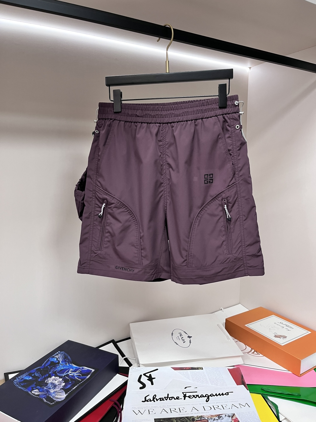 NO:471018,The main recommendation is Givenchy exclusively for the new Givenchy trendy men's fashionable casual sports shorts, high-end European version original single multi-bag five-point pants, trendy and fashionable casual pants, high breathability and comfort, impeccable details, brand element design concept, reflecting high quality. It presents casual cut, and the upper body style is superb!  Code Number M-2XL H2025 new model first release, given , given , given , shorts , alexander wang19860909主推 Givenchy 独家专供新款纪梵希潮男时尚休闲运动短裤,高端欧版原单多袋五分裤裤子,潮流时尚休闲裤子 透气舒适度高,细节无可挑剔,品牌元素设计理念,体现高品质.呈现休闲裁剪,上身版型超赞！ 码数M-2XL H2025新款首发,,givenchy,givenchy,shorts,alexander wang,Men's clothing