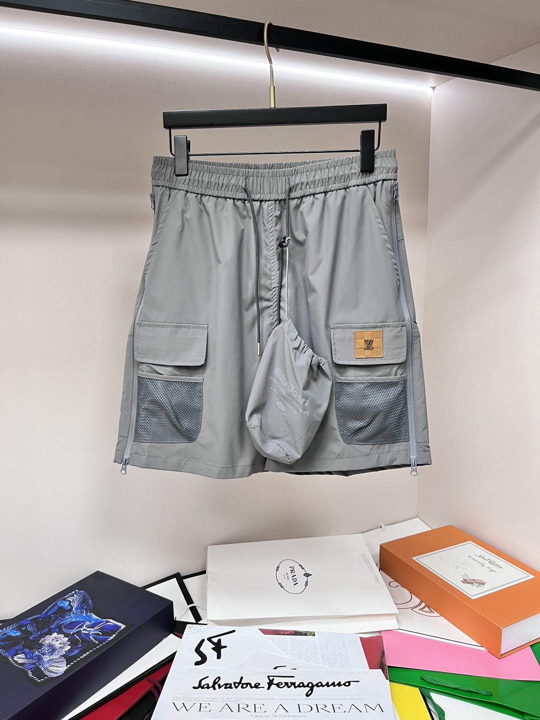 NO:471027,The main recommendation LV is exclusively available for new donkey brand fashion casual sports shorts, high-end European version original single multi-bag five-point pants pants, trendy and fashionable casual pants, high breathability and comfort, impeccable details, brand element design concept, reflecting high quality. It presents casual cut, and the upper body style is superb!  Code Number M-2XL H2025 new model first release, louis vuitton,louis vuitton, shorts,alexander wang19860909主推 LV 独家专供新款驴牌潮男时尚休闲运动短裤,高端欧版原单多袋五分裤裤子,潮流时尚休闲裤子 透气舒适度高,细节无可挑剔,品牌元素设计理念,体现高品质.呈现休闲裁剪,上身版型超赞！ 码数M-2XL H2025新款首发,,louis vuitton,louis vuitton,shorts,alexander wang,Men's clothing