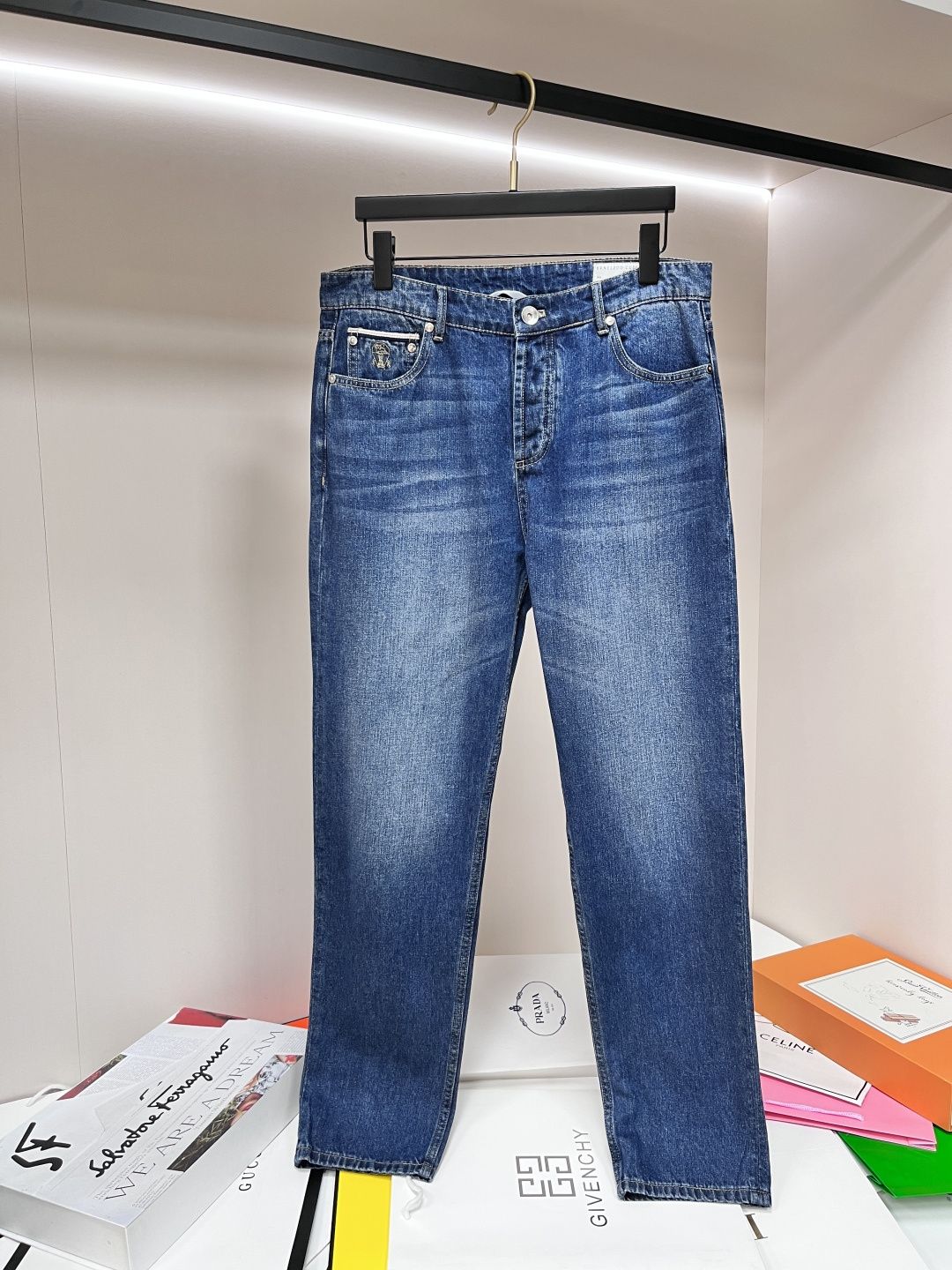 NO:441209,The main recommendation is BC 25 new five-pocket dark jeans. These jeans are made of dark blue denim fabric. The front small pocket insert has BC exclusive embroidery logo, access button opening and closing design, and the back waist headdress is decorated with BC classic leather cards to highlight the classic taste of Brunello Cucinelli. Highly recommended!  30 31 32 33 34 36, brunello cucinelli, jeans, alexander wang19860909主推 BC 25新款五口袋深色牛仔裤,这款牛仔裤采用深蓝色牛仔布面料制作而成,前小口袋插袋出有BC独家刺绣标志,门禁纽扣开合设计,后腰头饰有bc经典皮牌,彰显Brunello Cucinelli的经典品味.强烈推荐！ 码数30 31 32 33 34 36,,brunello cucinelli,jeans,alexander wang,Men's clothing