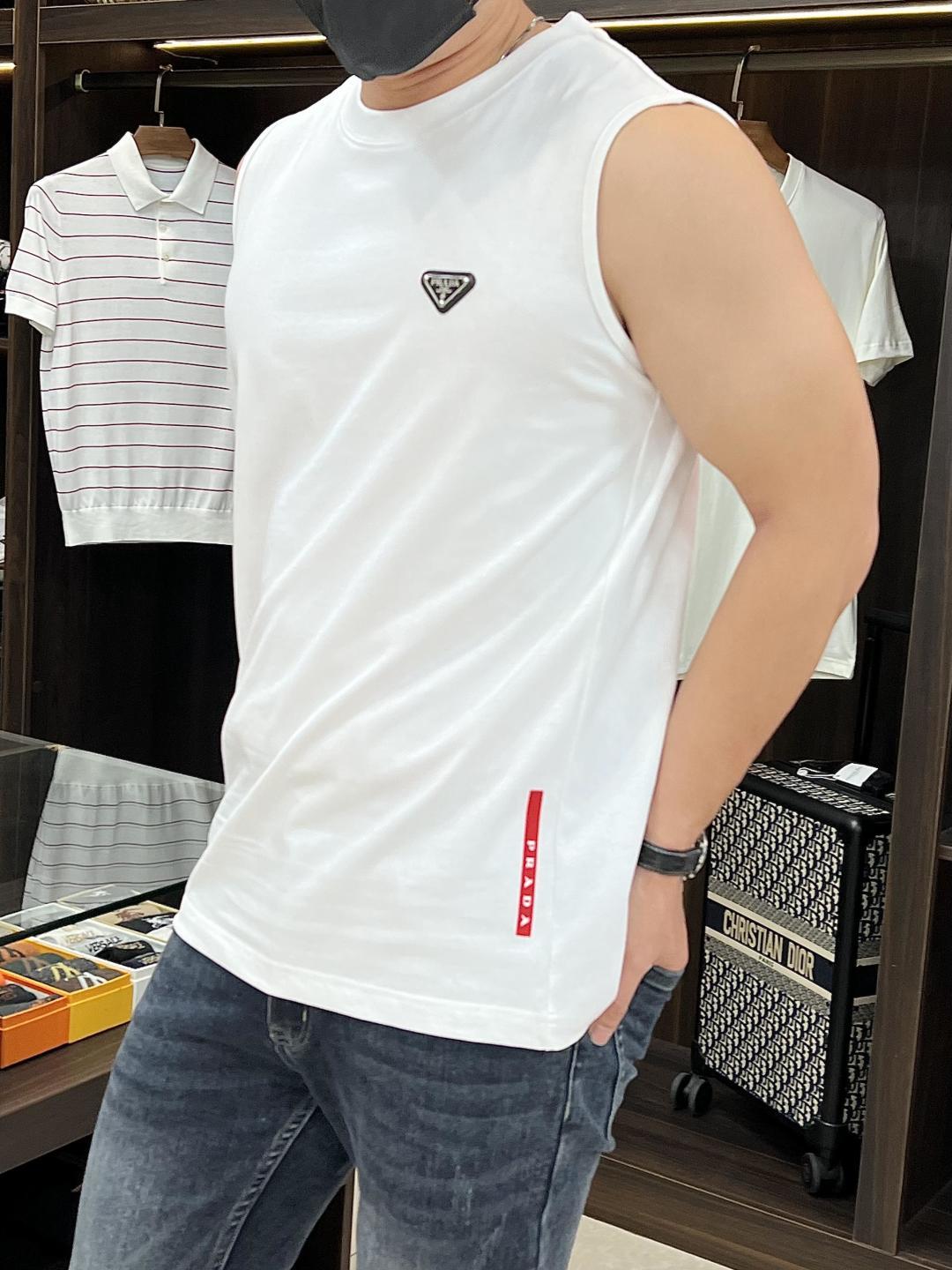 NO:441176,The main recommendation is Prada 25SS early spring new vest Prada light luxury vest vest sports and fitness simple style catwalk style round neck sleeveless T-shirt loose style top body effect is very breathable Breathable essential items for daily commuting for men and women Correct version Welcome to compare · 260g pure cotton double yarn sweat fabric · Special bold 32 double strand 1X1 thread in the same cylinder · Double needle thread cross-seam · Original model label washing tag brand moisture-proof paper packaging Color black/white/ Size S/M/L/XL,,prada,prada,tees, t-shirt,alexander wang19860909主推 Prada 25SS早春新款背心普拉达轻奢主义 坎肩汗背心 运动健身 简约风 走秀款 圆领无袖T恤衫 宽松版型 上身效果很赞 透气 男女日常通勤穿搭必备单品 正确版本 欢迎对比 · 260克 纯棉双纱汗布面料  · 同缸定染特种加粗32支双股1X1螺纹 · 双针车线跨缝工艺 · 原版主唛水洗吊牌品牌防潮纸包装 颜色黑色/白色/ 尺码S/M/L/XL,,prada,prada,tees，t-shirt,alexander wang,Men's clothing