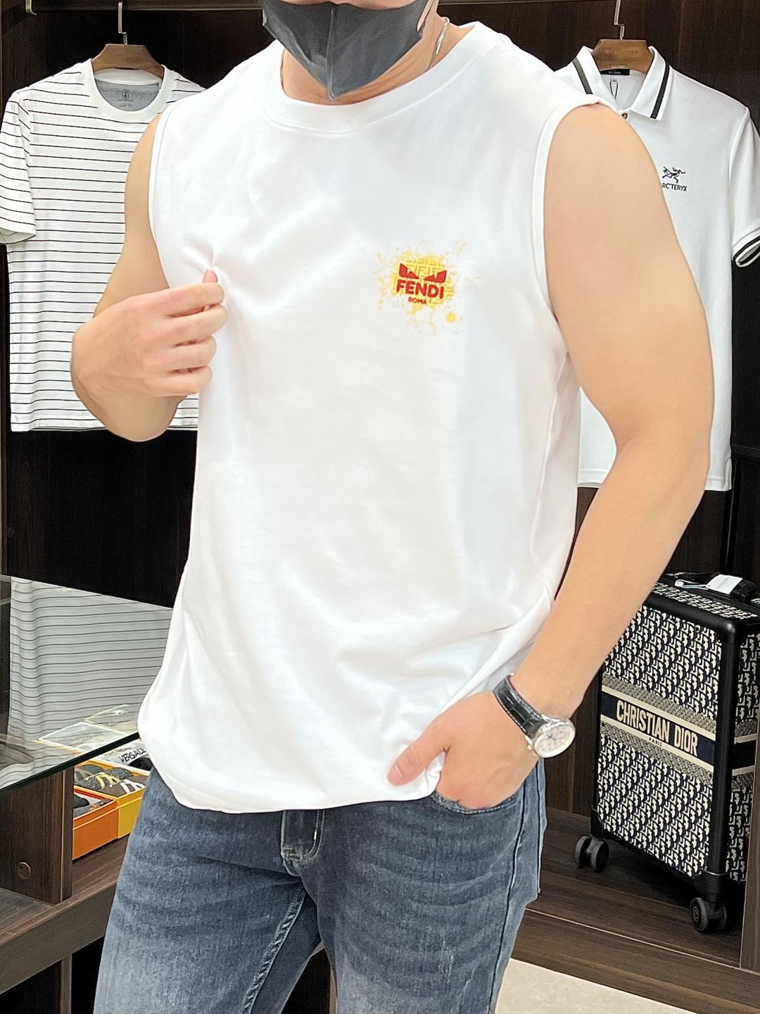 NO:441182,The main recommendation is Fendi 25SS early spring new vest Fendi light luxury vest Vest Sports and fitness Simple style Show style Round neck sleeveless T-shirt Loose style Excellent upper body effect Breathable Must-have items for daily commuting for men and women Correct version Welcome to compare · 260g Pure cotton double yarn sweat fabric · Special bold 32 double strands 1X1 threads · Double needle thread cross-seaming craftsmanship · Original model label washing tag brand moisture-proof paper packaging Color black/white/ Size S/M/L/XL,,fendi,fendi,tees, t-shirt,alexander wang19860909主推 Fendi 25SS早春新款背心芬迪轻奢主义 坎肩汗背心 运动健身 简约风 走秀款 圆领无袖T恤衫 宽松版型 上身效果很赞 透气 男女日常通勤穿搭必备单品 正确版本 欢迎对比 · 260克 纯棉双纱汗布面料  · 同缸定染特种加粗32支双股1X1螺纹 · 双针车线跨缝工艺 · 原版主唛水洗吊牌品牌防潮纸包装 颜色黑色/白色/ 尺码S/M/L/XL,,fendi,fendi,tees，t-shirt,alexander wang,Men's clothing