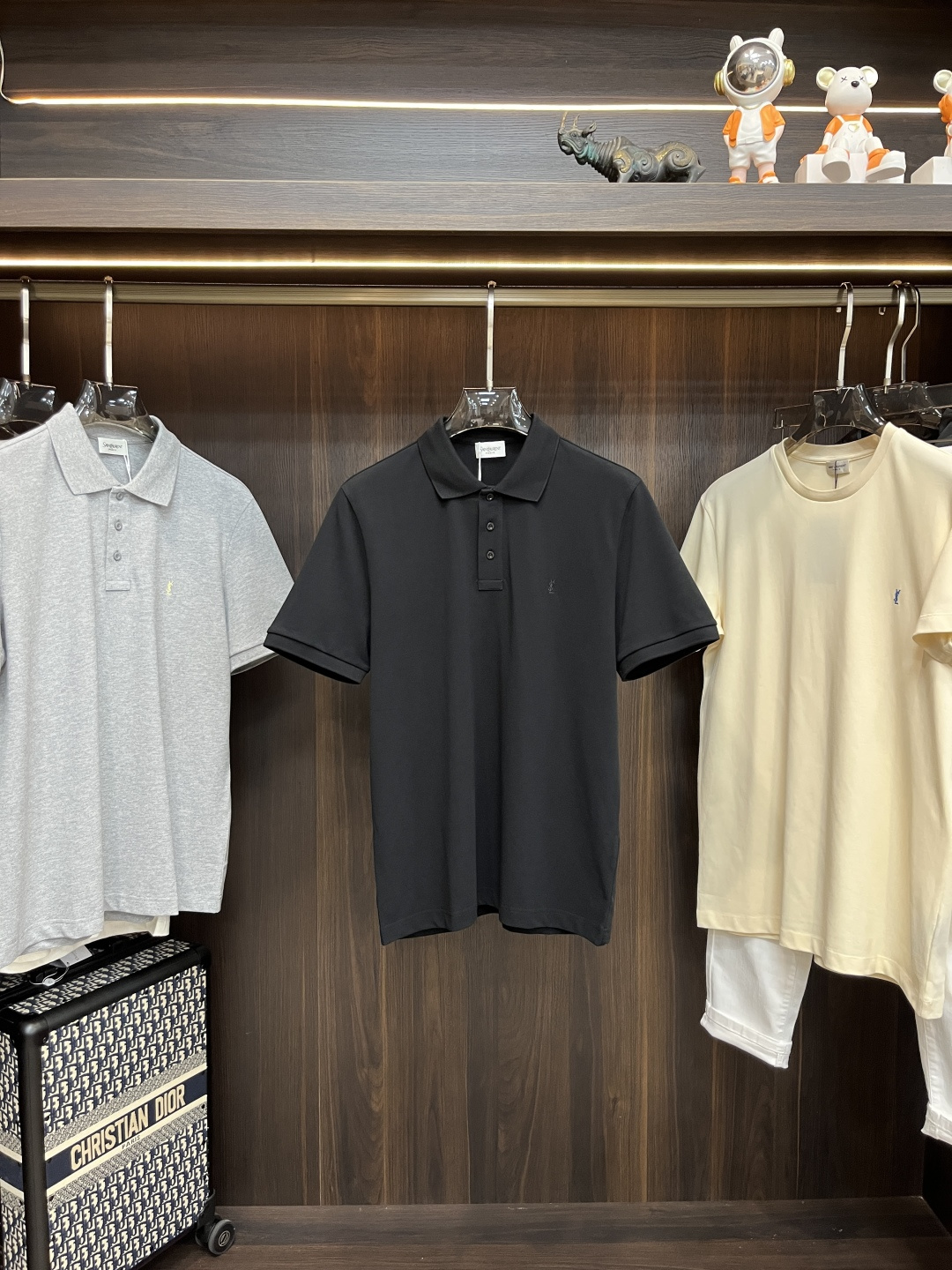 NO:441159,The main recommendation is YSL 25 new POLO shirt. The Saint Laurent is made of beaded cotton fabric, with the same color embroidery on the chest. The three-grain shell buttons on the neck are engraved with SLL exclusive English letters. The style design is very novel and fashionable, highly recommended!  Color gray black royal blue code S M L XL,,saint laurent,saint laurent,alexander wang19860909主推 YSL 25新款POLO衫,圣罗兰这款采用珠地棉面料制作而成,胸前点缀同色系LE CASSANDRE刺绣.颈部三粒贝壳纽扣刻有SLL独家英文字母,版型设计非常新颖时尚,强烈推荐！ 颜色灰色 黑色 宝蓝色 码数S M L XL,,saint laurent,saint laurent,alexander wang,Men's clothing