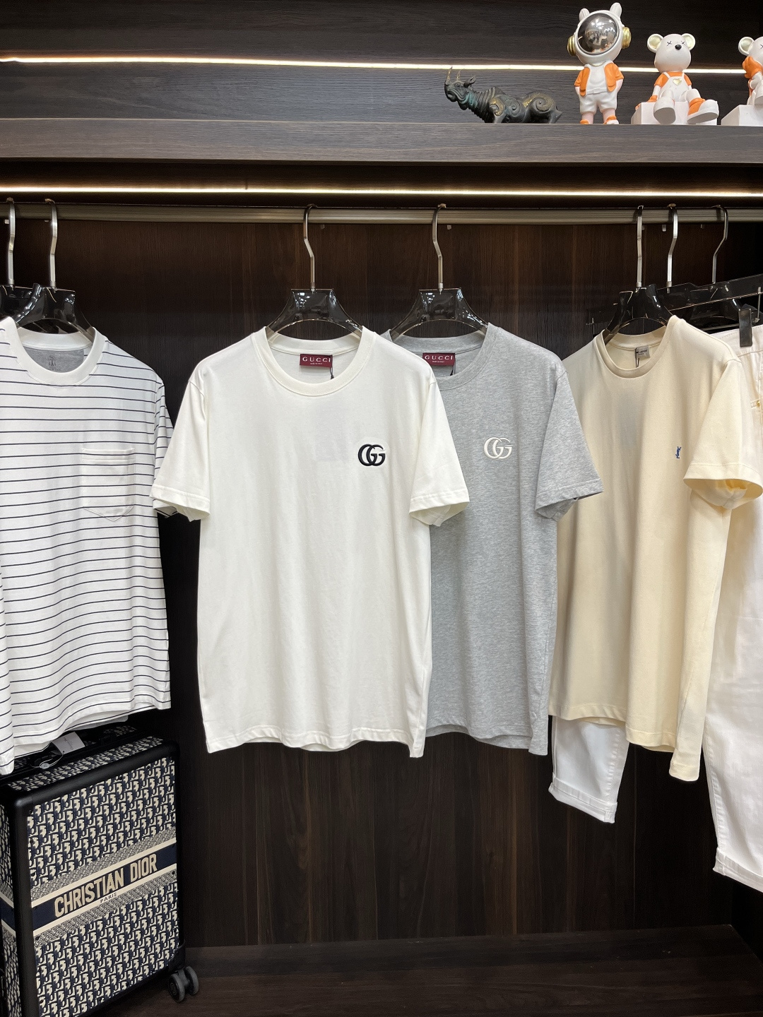 NO:441165,The main recommendation is GUCCI 25SS new double G embroidered T-shirt. This Gucci T-shirt is made of cotton fabric and is decorated with dual G classic embroidery on the front, adding the finishing touch to the entire T-shirt. It is a must-have versatile T-shirt in summer wardrobe, the same style as men and women, highly recommended!  Color gray white S M L XL, gucci,gucci,tees,t-shirt,alexander wang19860909主推 GUCCI 25SS新款双G刺绣T恤衫,古驰这款T恤衫采用棉质面料匠心打造,正面饰有双G经典刺绣工艺,为整款T恤衫增添点睛之笔,是夏季衣橱必备百搭T恤衫,男女同款,强烈推荐！ 颜色灰色 白色 码数S M L XL,,gucci,gucci,tees，t-shirt,alexander wang,Men's clothing