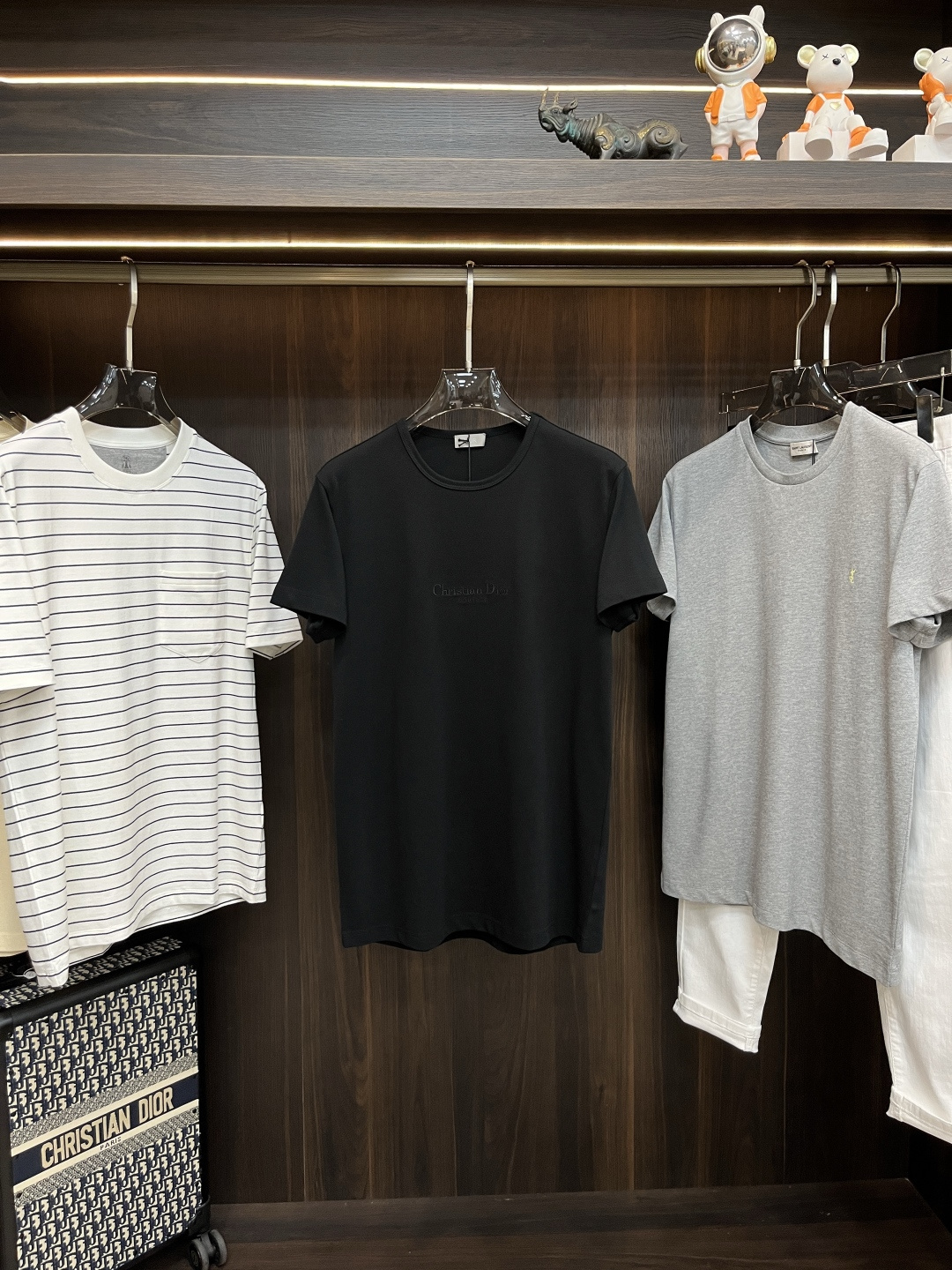 NO:441177,The main recommendation is Dior25 new cotton beaded floor cloth Christian Dior Couture embroidered T-shirt. This Christian Dior Couture T-shirt is a new product in the autumn men's clothing series in 2025, highlighting the classic Dior logo. It is carefully crafted with black cotton beaded floor cloth, and the chest is decorated with Christian Dior Couture embroidery. The classic silhouette can be easily matched with various jeans. Highly recommended!  S M L XL,,dior,jeans,tees,t-shirt,alexander wang19860909主推 Dior25新款棉质珠地布Christian Dior Couture 刺绣T恤衫,这款 Christian Dior CoutureT恤是二零二五秋季男装系列新品,彰显 Dior 经典标识.采用黑色棉质珠地布精心制作,胸前饰以Christian Dior Couture刺绣.经典廓形,可与各式牛仔裤轻松搭配.强烈推荐！ 码数S M L XL,,dior,jeans,tees，t-shirt,alexander wang,Men's clothing