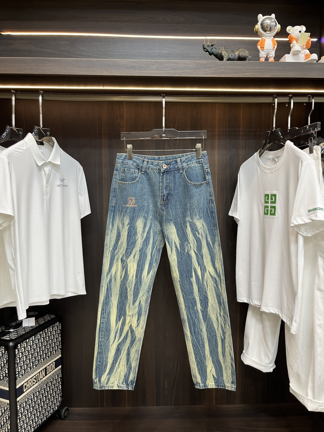 NO:443341,The main recommendation Givenchy is exclusively available for new trendy men's fashionable casual jeans, high-end European version original single pants, trendy and fashionable casual pants. It has high breathability and comfort, impeccable details, and the brand element design concept reflects high quality. It presents casual cuts, and the upper body style is superb!  Number of codes 29-38 (no 35 37) H new model first release, given , given , given , jeans , alexander wang19860909主推 Givenchy 纪梵希 独家专供新款潮男时尚休闲牛仔裤,高端欧版原单裤子,潮流时尚休闲裤子 透气舒适度高,细节无可挑剔,品牌元素设计理念,体现高品质.呈现休闲裁剪,上身版型超赞！ 码数29-38（无35 37） H新款首发,,givenchy,givenchy,jeans,alexander wang,Men's clothing