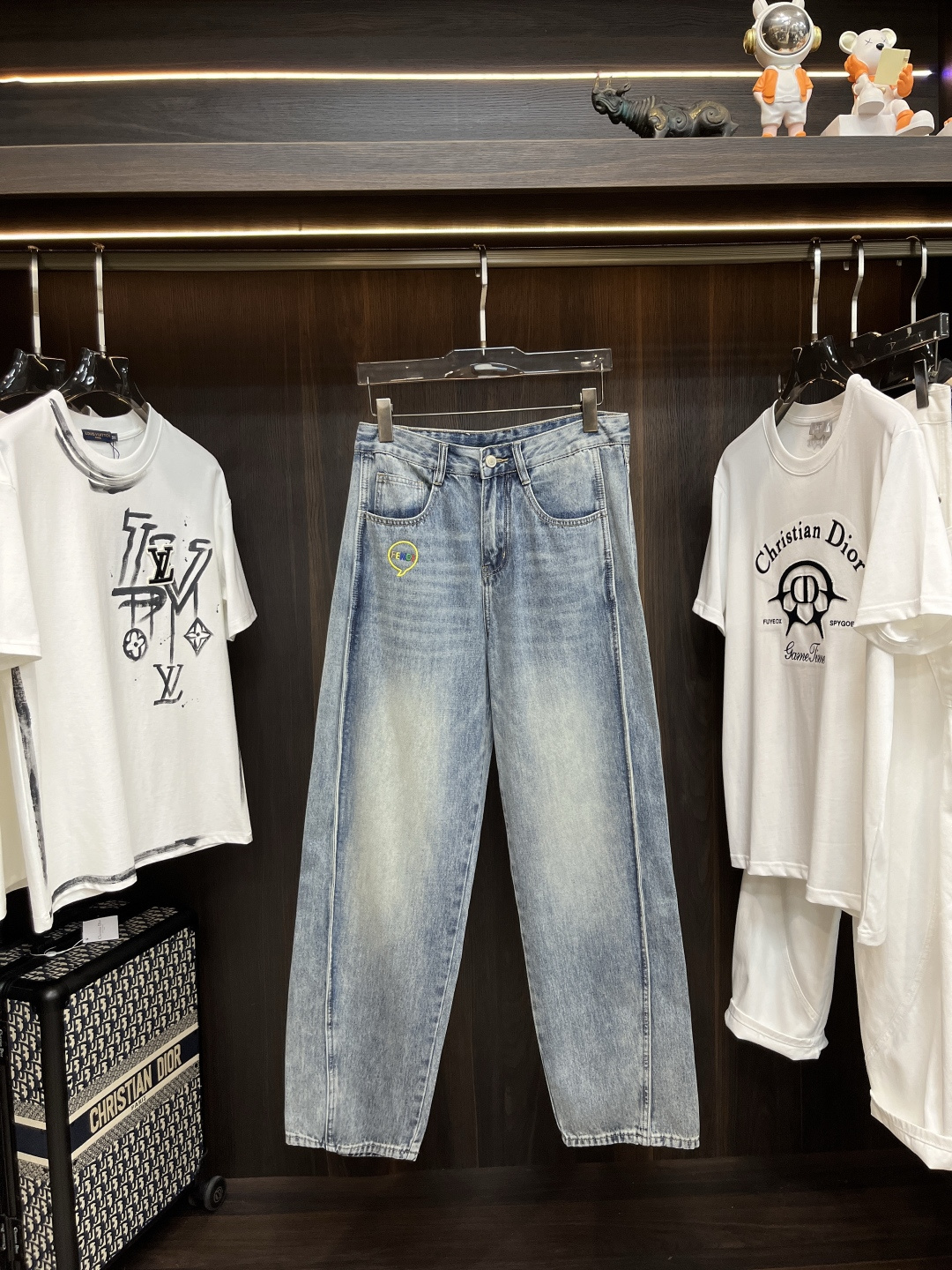 NO:443347,The main recommendation Fendi is exclusively designed for new trendy men's fashionable casual jeans, high-end European version original single pants, trendy and fashionable casual pants. It has high breathability and comfort, impeccable details, and the brand element design concept reflects high quality. It presents casual cuts, and the upper body style is superb!  Number of codes 29-38 (no 35 37) H new model first release, fendi, fendi, jeans, alexander wang19860909主推 Fendi 芬迪 独家专供新款潮男时尚休闲牛仔裤,高端欧版原单裤子,潮流时尚休闲裤子 透气舒适度高,细节无可挑剔,品牌元素设计理念,体现高品质.呈现休闲裁剪,上身版型超赞！ 码数29-38（无35 37） H新款首发,,fendi,fendi,jeans,alexander wang,Men's clothing