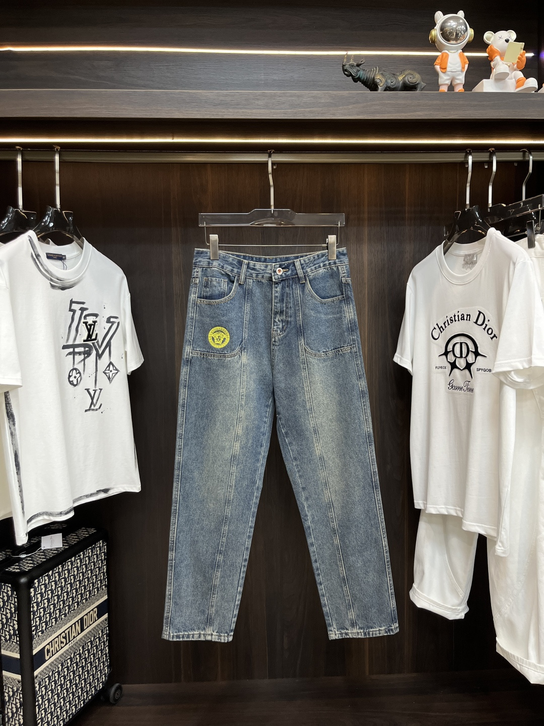 NO:443357,The main recommendation Versase is exclusively for new trendy men's fashionable casual jeans, high-end European version original single pants, trendy and fashionable casual pants. It has high breathability and comfort, impeccable details, and the brand element design concept reflects high quality. It presents casual cuts, and the upper body style is superb!  Number of codes 29-38 (no 35 37) H new model first release, versace, versace, jeans, alexander wang19860909主推 Versase 范思哲 独家专供新款潮男时尚休闲牛仔裤,高端欧版原单裤子,潮流时尚休闲裤子 透气舒适度高,细节无可挑剔,品牌元素设计理念,体现高品质.呈现休闲裁剪,上身版型超赞！ 码数29-38（无35 37） H新款首发,,versace,versace,jeans,alexander wang,Men's clothing