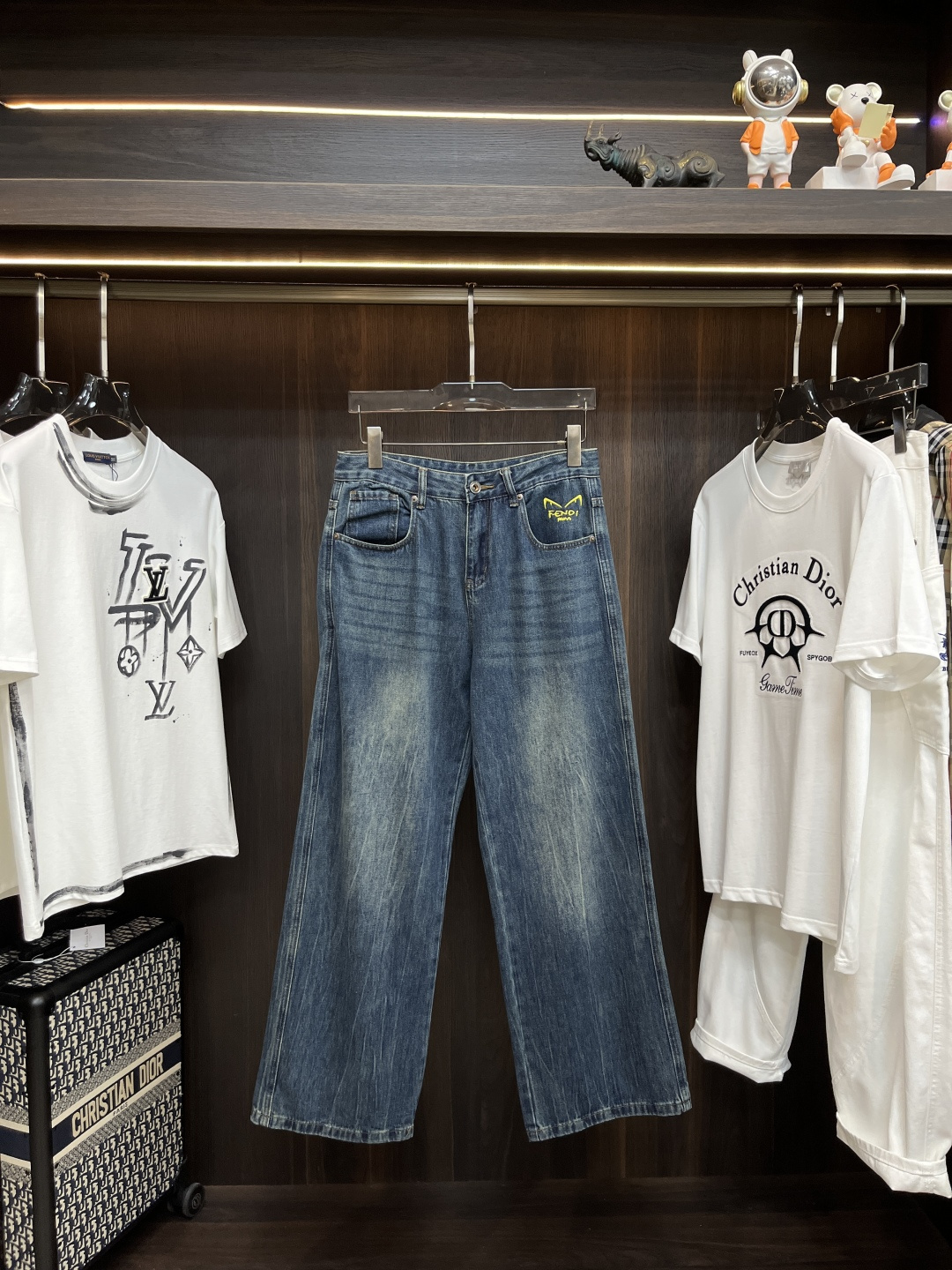 NO:443364,The main recommendation Fendi is exclusively designed for new trendy men's fashionable casual jeans, high-end European version original single pants, trendy and fashionable casual pants. It has high breathability and comfort, impeccable details, and the brand element design concept reflects high quality. It presents casual cuts, and the upper body style is superb!  Number of codes 29-38 (no 35 37) H new model first release, fendi, fendi, jeans, alexander wang19860909主推 Fendi 芬迪 独家专供新款潮男时尚休闲牛仔裤,高端欧版原单裤子,潮流时尚休闲裤子 透气舒适度高,细节无可挑剔,品牌元素设计理念,体现高品质.呈现休闲裁剪,上身版型超赞！ 码数29-38（无35 37） H新款首发,,fendi,fendi,jeans,alexander wang,Men's clothing