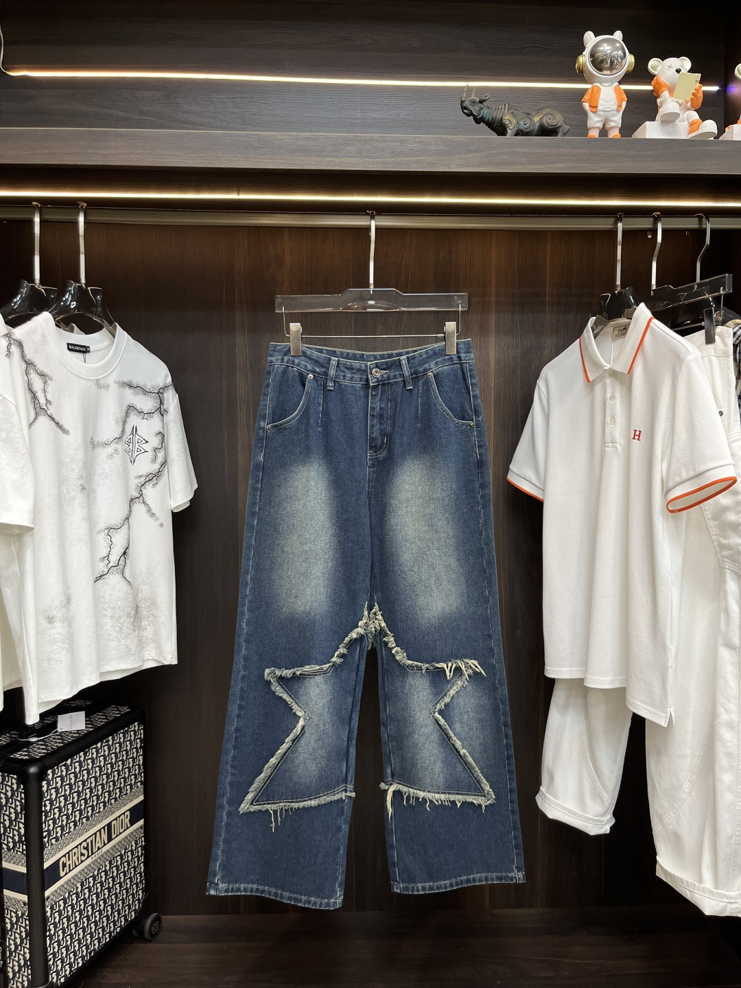 NO:443380,The main recommendation is Armani. It is exclusively available for new trendy men's fashionable casual jeans, high-end European version original single pants, trendy and fashionable casual pants. It has high breathability and comfort, impeccable details, and the brand element design concept reflects high quality. It presents casual cuts, and the upper body style is excellent!  Number of codes 29-38 (no 35 37) H new model first release, armani,armani,jeans,alexander wang19860909主推 Armani 阿玛尼 独家专供新款潮男时尚休闲牛仔裤,高端欧版原单裤子,潮流时尚休闲裤子 透气舒适度高,细节无可挑剔,品牌元素设计理念,体现高品质.呈现休闲裁剪,上身版型超赞！ 码数29-38（无35 37） H新款首发,,armani,armani,jeans,alexander wang,Men's clothing