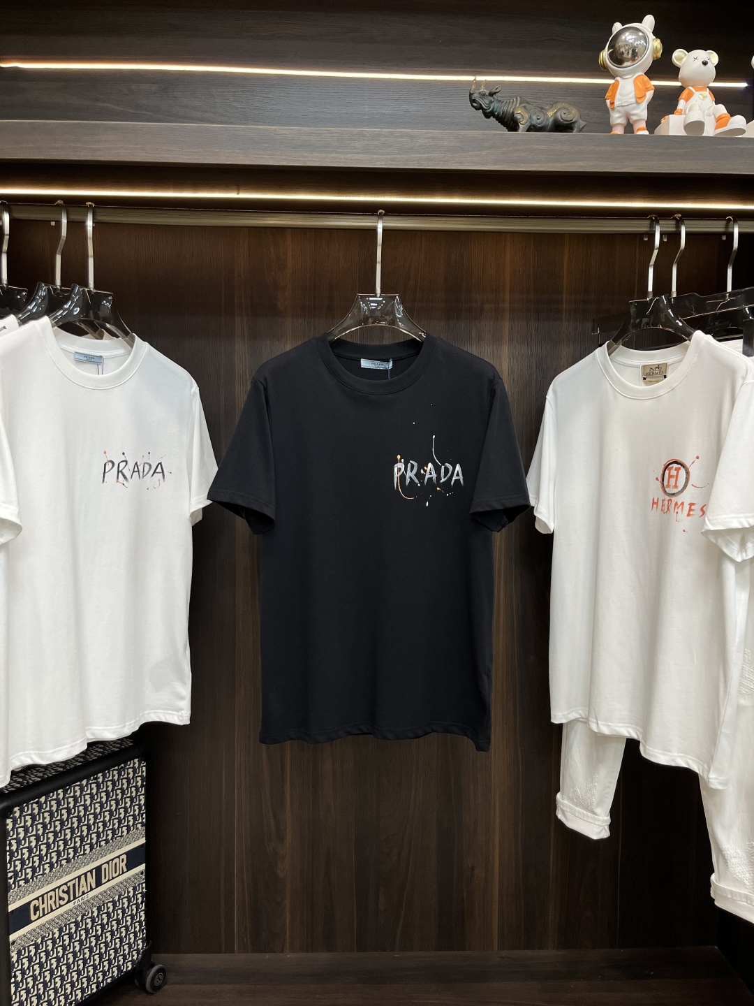 NO:443396,The main recommendation is Prada exclusively for the new spring Prada fashion casual round neck short sleeves, wide version high-density 280g pure cotton fabric, high-end needle embroidery, high-end European version original single T-shirt, trendy and fashionable casual half-sleeved, high breathable and comfortable, impeccable details, brand element design concept, reflecting high quality. It presents casual cut, and the upper body style is superb!  S-XXL H new model first release, prada, prada, T-shirt, tees, t-shirt, alexander wang19860909主推 Prada 独家专供春季新款普拉达时尚休闲圆领短袖,阔版高密度280克纯棉面料,高级密针刺绣、高端欧版原单T恤,潮流时尚休闲半袖 透气舒适度高,细节无可挑剔,品牌元素设计理念,体现高品质.呈现休闲裁剪,上身版型超赞！ 码数S-XXL H新款首发,,prada,prada,T-shirt,tees，t-shirt,alexander wang,Men's clothing