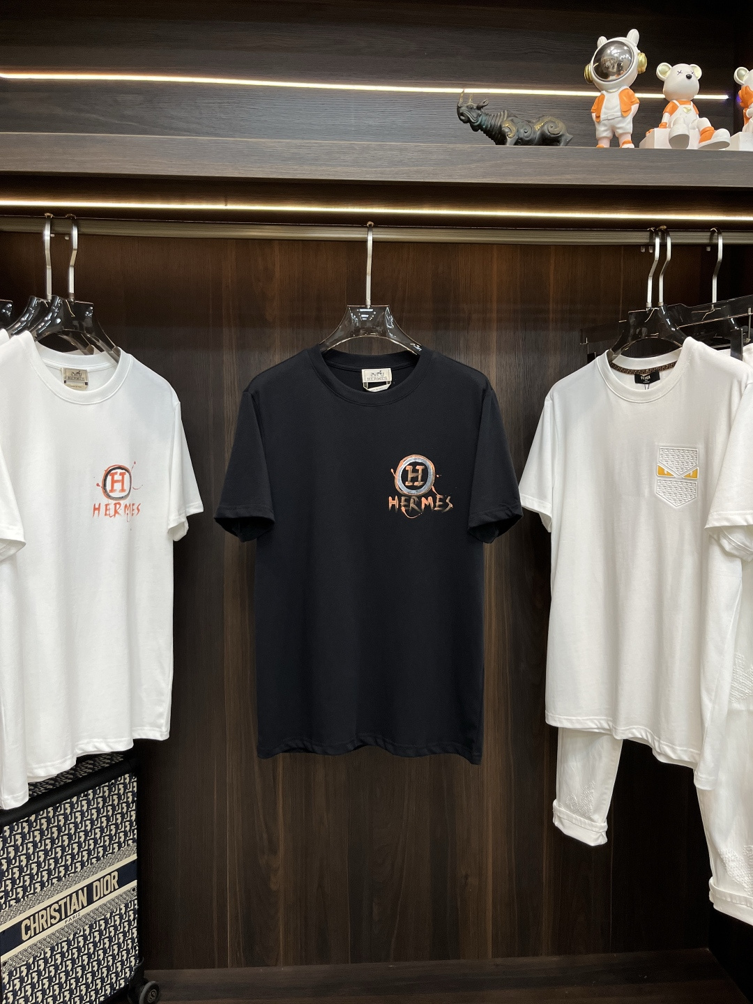 NO:443404,The main recommendation Hermes is exclusively designed for the new spring Hermes fashion casual round neck short sleeves, wide version high-density 280g pure cotton fabric, high-end needle embroidery, high-end European version original single T-shirt, trendy and fashionable casual half-sleeved, breathable and comfortable, impeccable details, brand element design concept, reflecting high quality. It presents casual cut, and the upper body style is excellent!  S-XXL H new model first release, hermes, hermes, T-shirt, tees, t-shirt, alexander wang19860909主推 Hermes 独家专供春季新款爱马仕时尚休闲圆领短袖,阔版高密度280克纯棉面料,高级密针刺绣、高端欧版原单T恤,潮流时尚休闲半袖 透气舒适度高,细节无可挑剔,品牌元素设计理念,体现高品质.呈现休闲裁剪,上身版型超赞！ 码数S-XXL H新款首发,,hermes,hermes,T-shirt,tees，t-shirt,alexander wang,Men's clothing