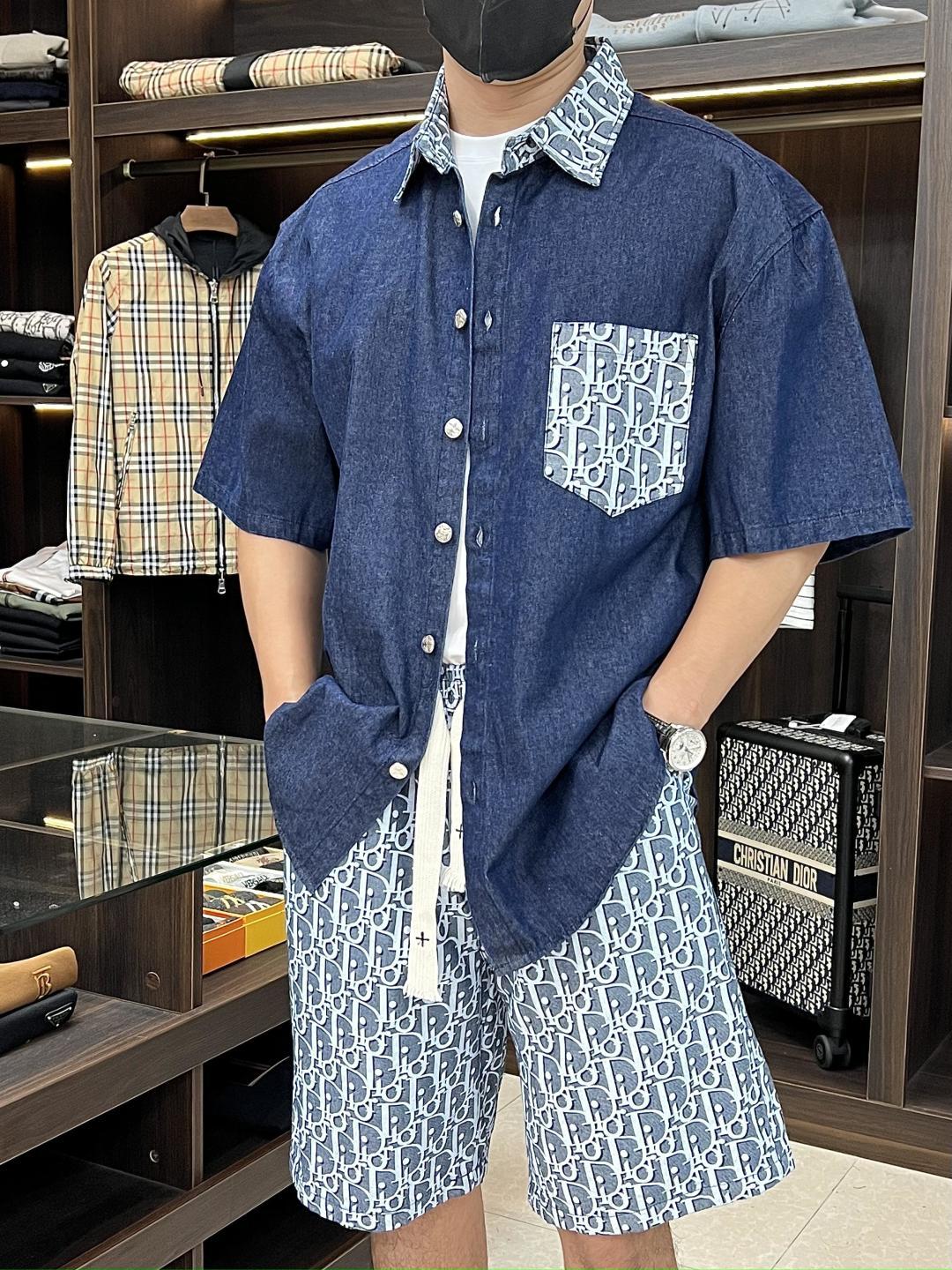 NO:443348,The latest fashion designer Dior lapel cardigan short-sleeved shorts suit, the short-sleeved shirt and shorts suit, the details of the shorts are everywhere, and the craftsmanship is sufficient. The design changes of high-end structural tailoring are shown to show the diverse image changes of men, which are slim and neat, and are tailored to meet the popular multi-layered outfits nowadays, and the versatile style of life!  Number of codes 48-56 H new model first release, dior, dior, shorts,shirts, T-shirt, alexander wang19860909主推 Dior 早春款最新款时尚设计师款迪奥翻领开衫短袖短裤套装,短袖衬衫搭配短裤套装处处细节显工艺足够的高级结构性剪裁的设计改变来展现男士多样的形象变化,修身利落、剪裁合体,满足时下正流行的多层次穿搭,生活百搭款式！ 码数48-56 H新款首发,,dior,dior,shorts,shirts,T-shirt,alexander wang,Men's clothing