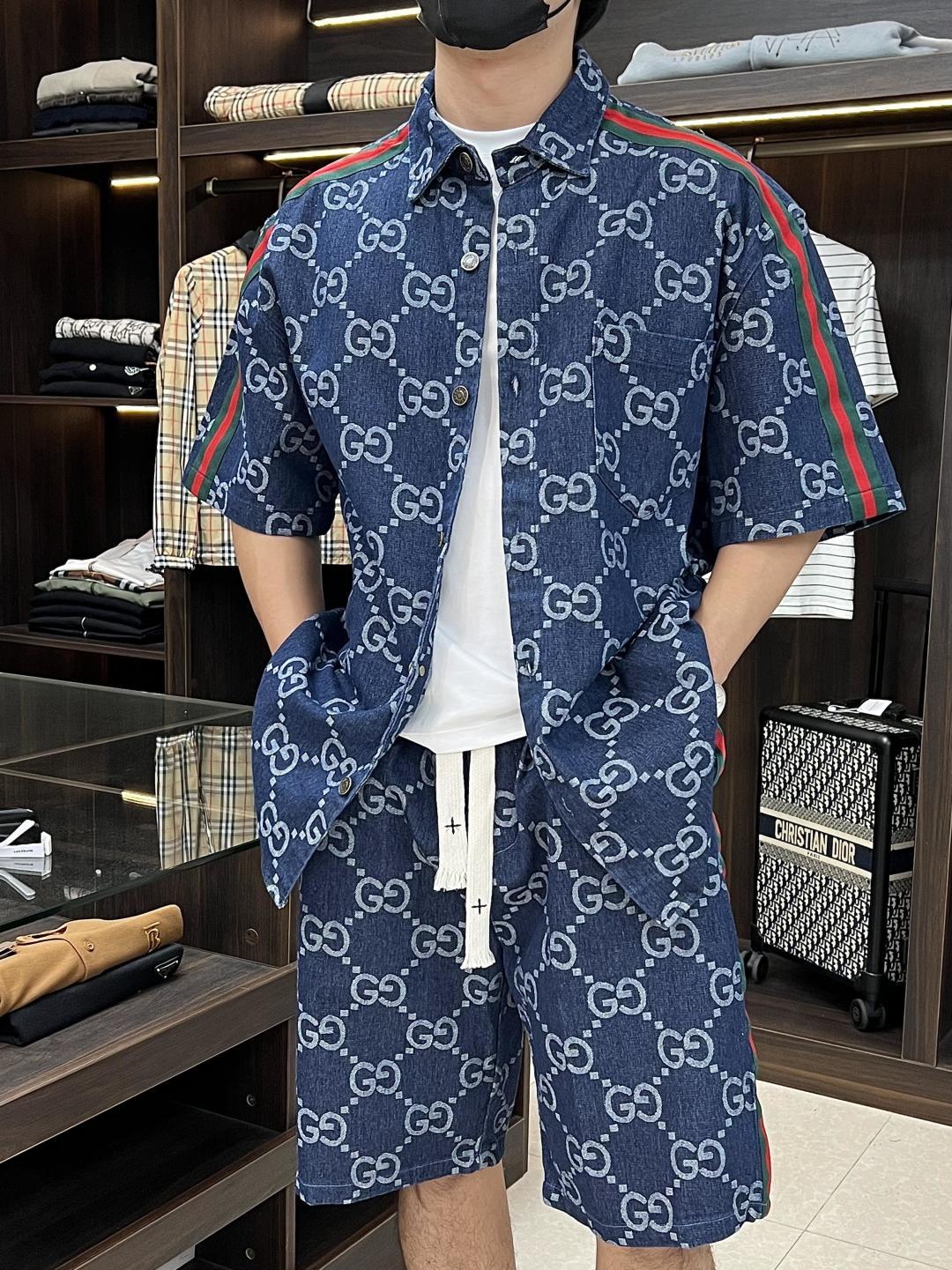 NO:443356,The latest fashion designer Gucci lapel cardigan short-sleeved shorts suit, short-sleeved shirt and shorts suit, details are displayed everywhere, and the design changes of high-end structural tailoring are enough to show the diverse image changes of men, slim and neat, tailoring, and meet the popular multi-layered outfits nowadays, and versatile styles of life!  Number of codes 48-56 H new model first release, gucci, shorts,shirts, T-shirt,alexander wang19860909主推 Gucci 早春款最新款时尚设计师款古琦翻领开衫短袖短裤套装,短袖衬衫搭配短裤套装处处细节显工艺足够的高级结构性剪裁的设计改变来展现男士多样的形象变化,修身利落、剪裁合体,满足时下正流行的多层次穿搭,生活百搭款式！ 码数48-56 H新款首发,,gucci,shorts,shirts,T-shirt,alexander wang,Men's clothing